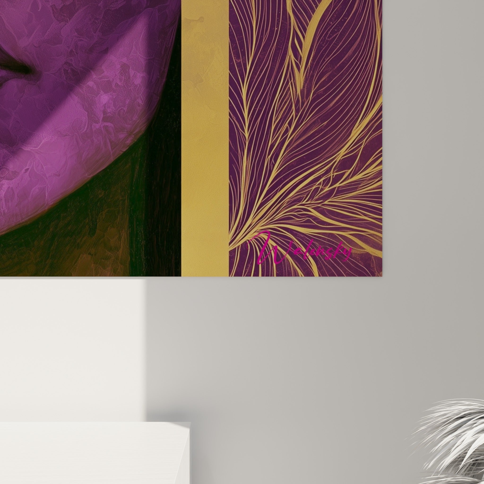 Empâtements dorés et nuances violettes se mêlant sur la matière de ce tableau visage abstrait accroché au mur