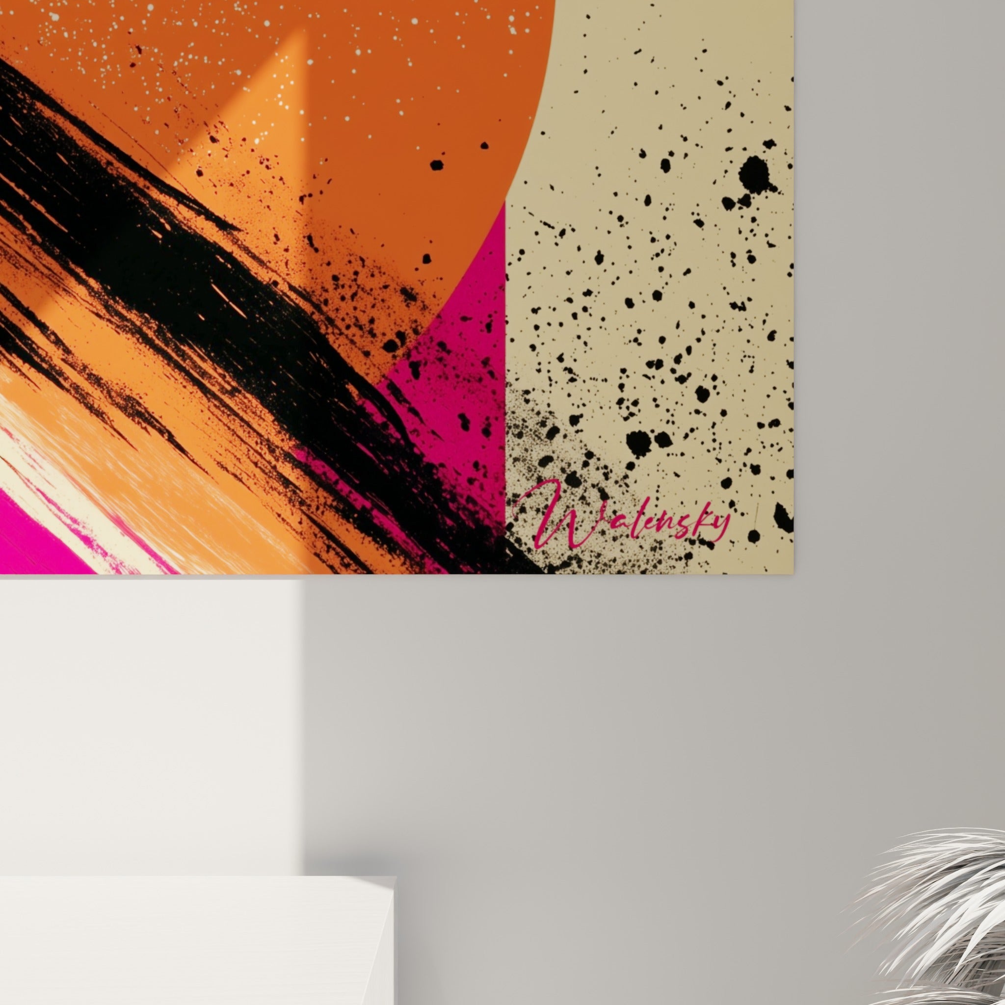 Grain et éclaboussures noires du visage abstrait en gros plan, matière picturale rose fuchsia et orange granuleuse