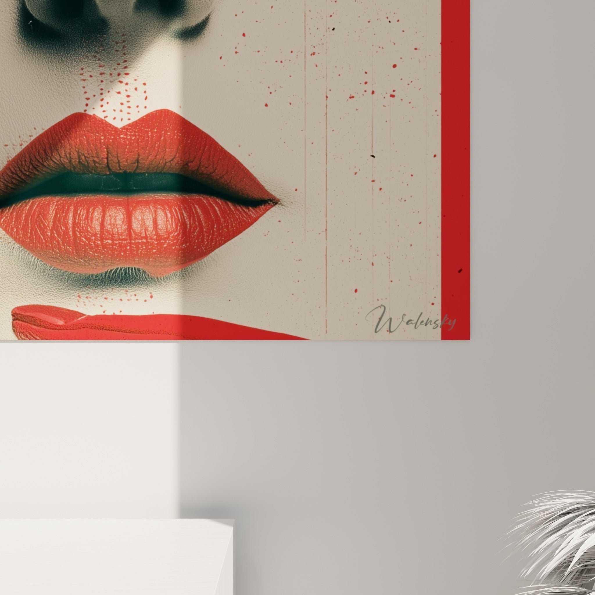 Grain de peau détaillé et éclaboussures rouges visibles sur la surface imprimée du visage abstrait
