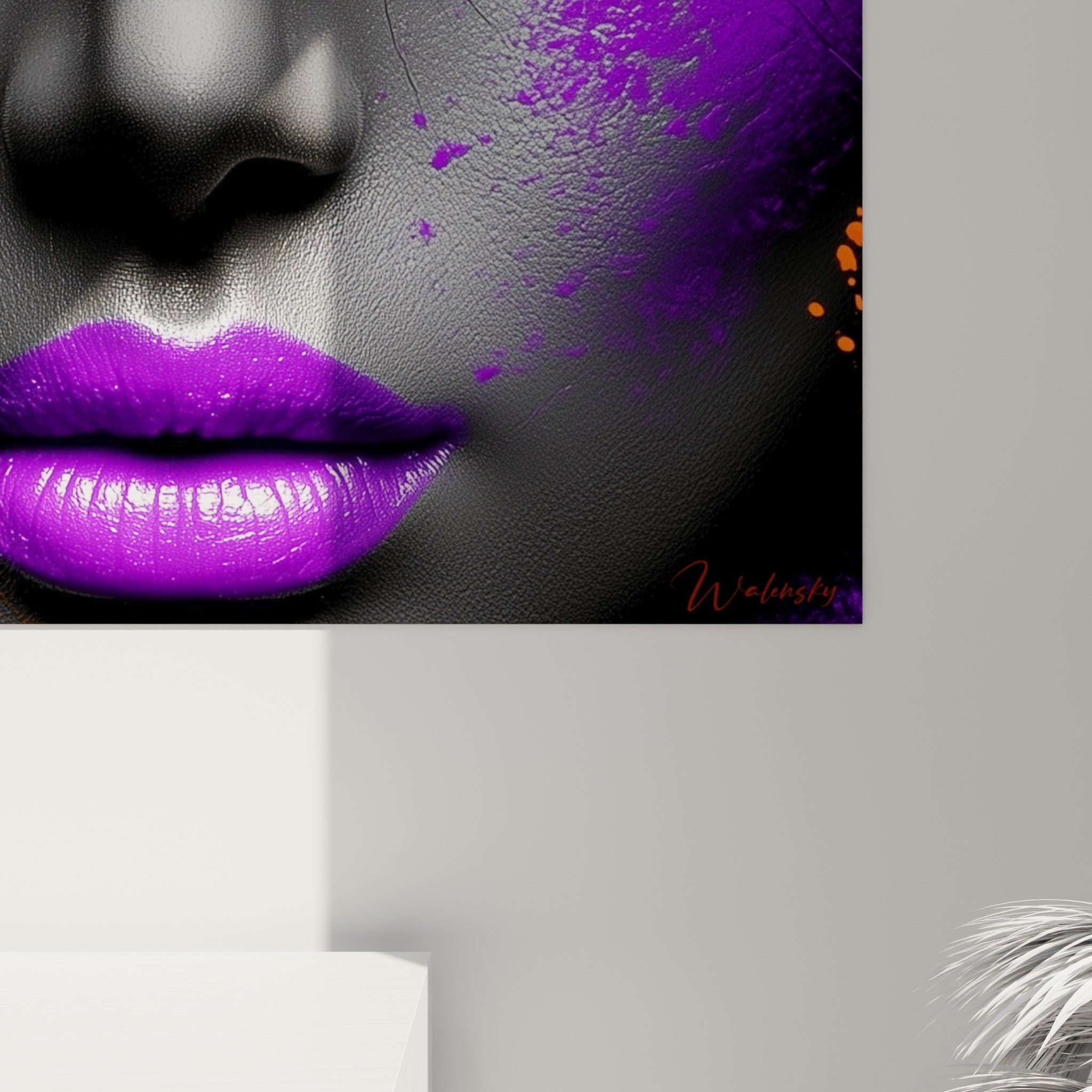 Éclaboussures violettes et orange sur peau grise texturée, grain visible, coulures de peinture en gros plan
