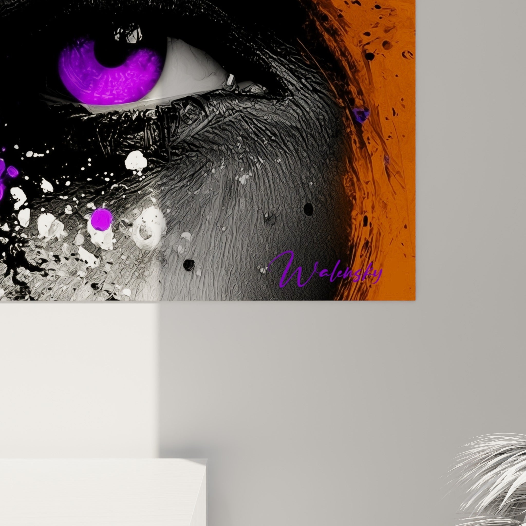 Matière granuleuse orange et violette visible en détail, coulures et éclaboussures du tableau visage abstrait accroché au mur.