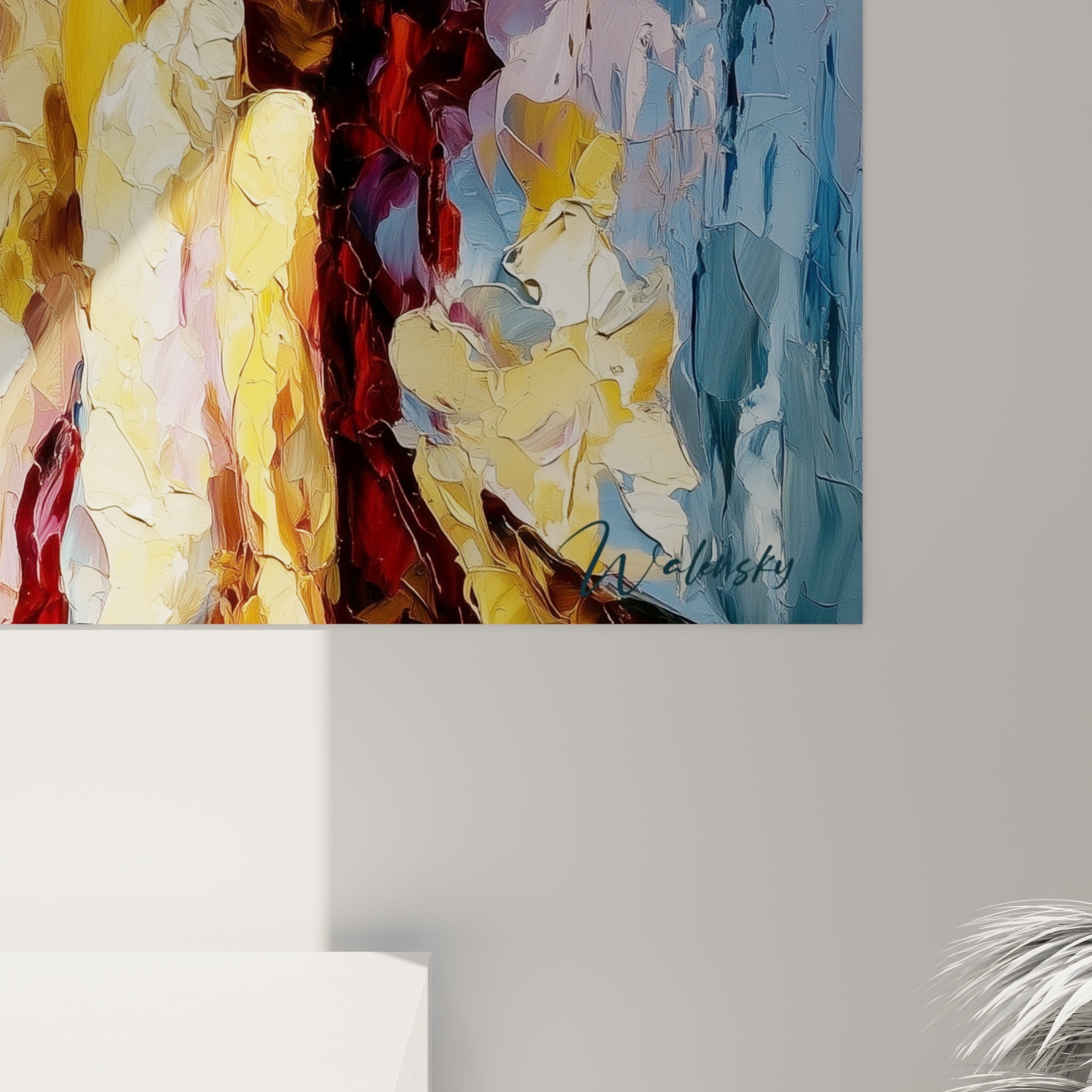 Empâtements dorés et bleus se croisant, matière épaisse et coulures visibles sur la toile accrochée