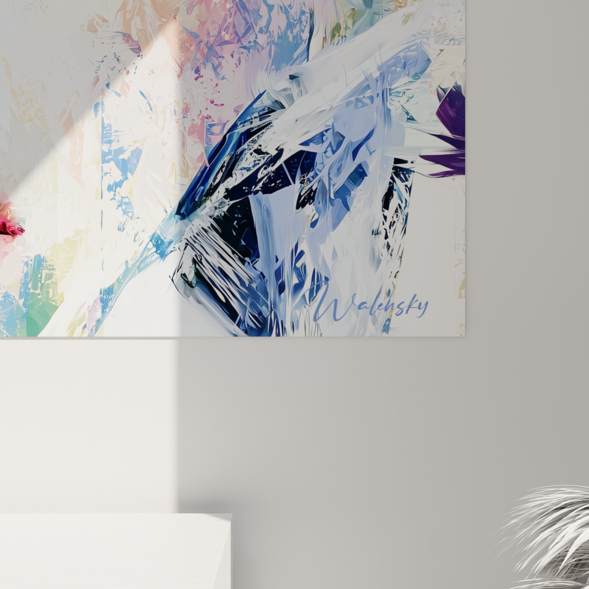 Empâtements colorés en rose, bleu marine et doré révélant la matière picturale du visage fragmenté accroché.
