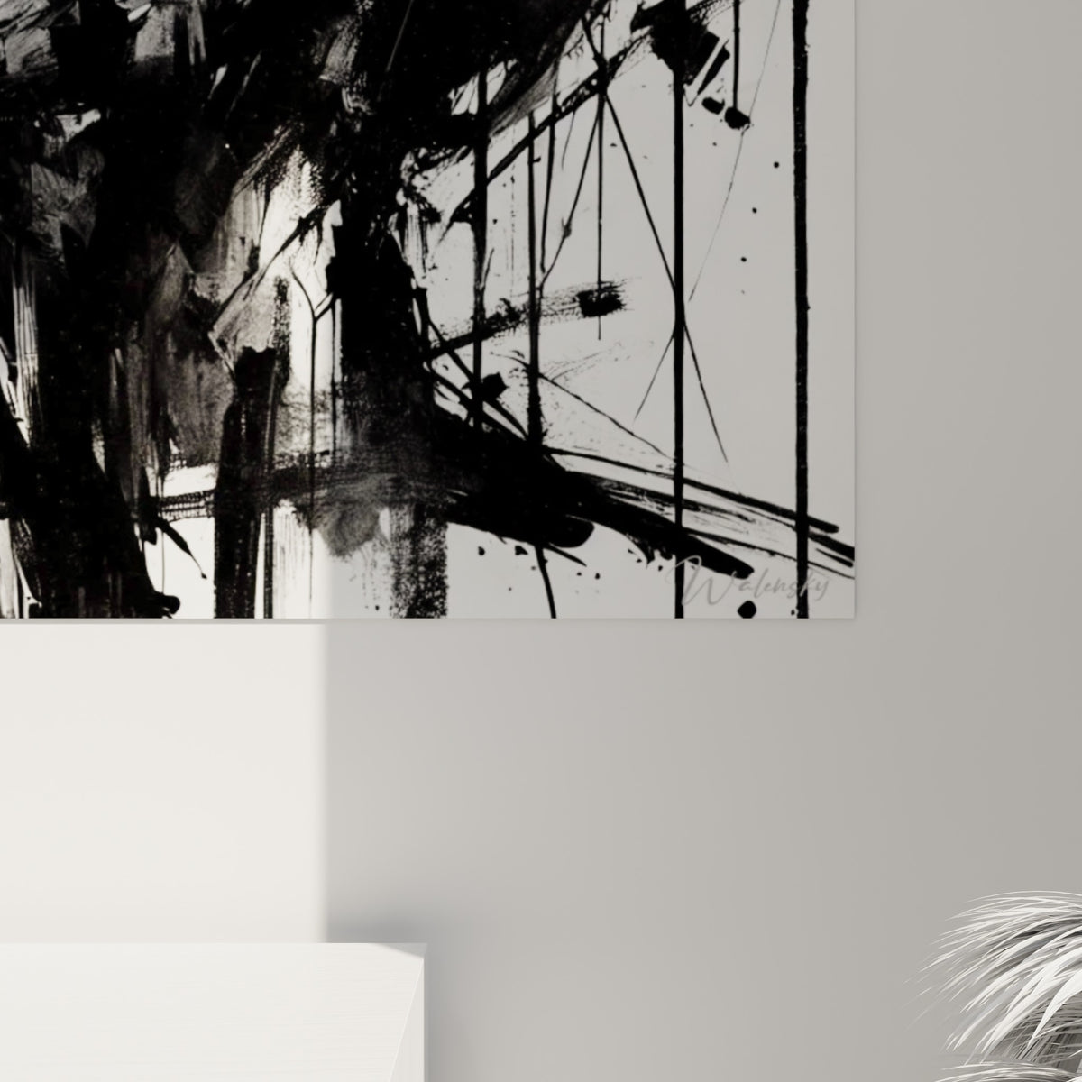 Empâtements d'encre noire et coulures verticales visibles de près, contraste marqué avec le blanc du support