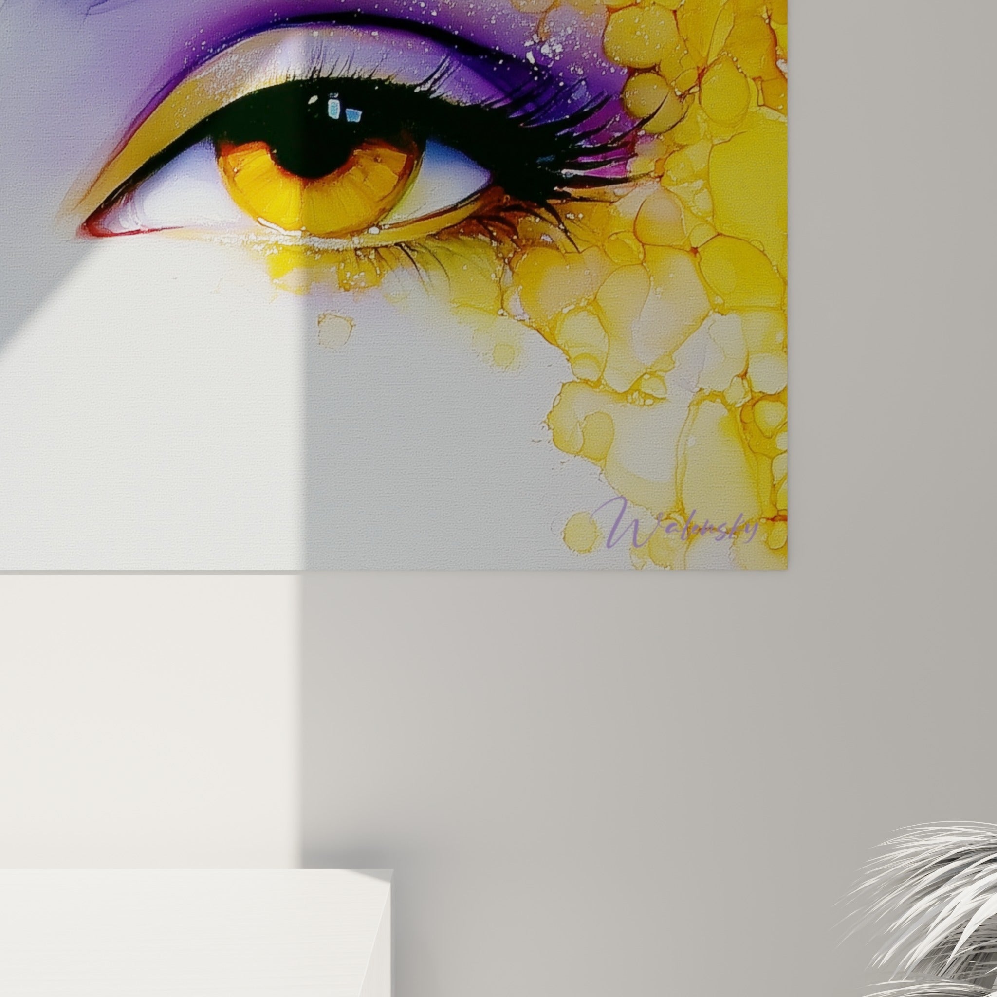 Empâtements de violet et jaune fusionnant en cercles fluides, grain de l'encre sur le visage abstrait