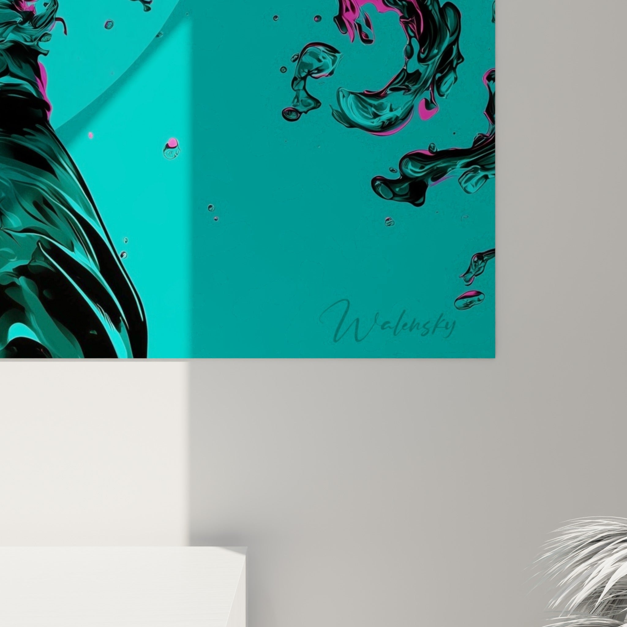 Empâtements sculptés en turquoise profond et coulures noires striées de rose fuchsia du tableau visage abstrait