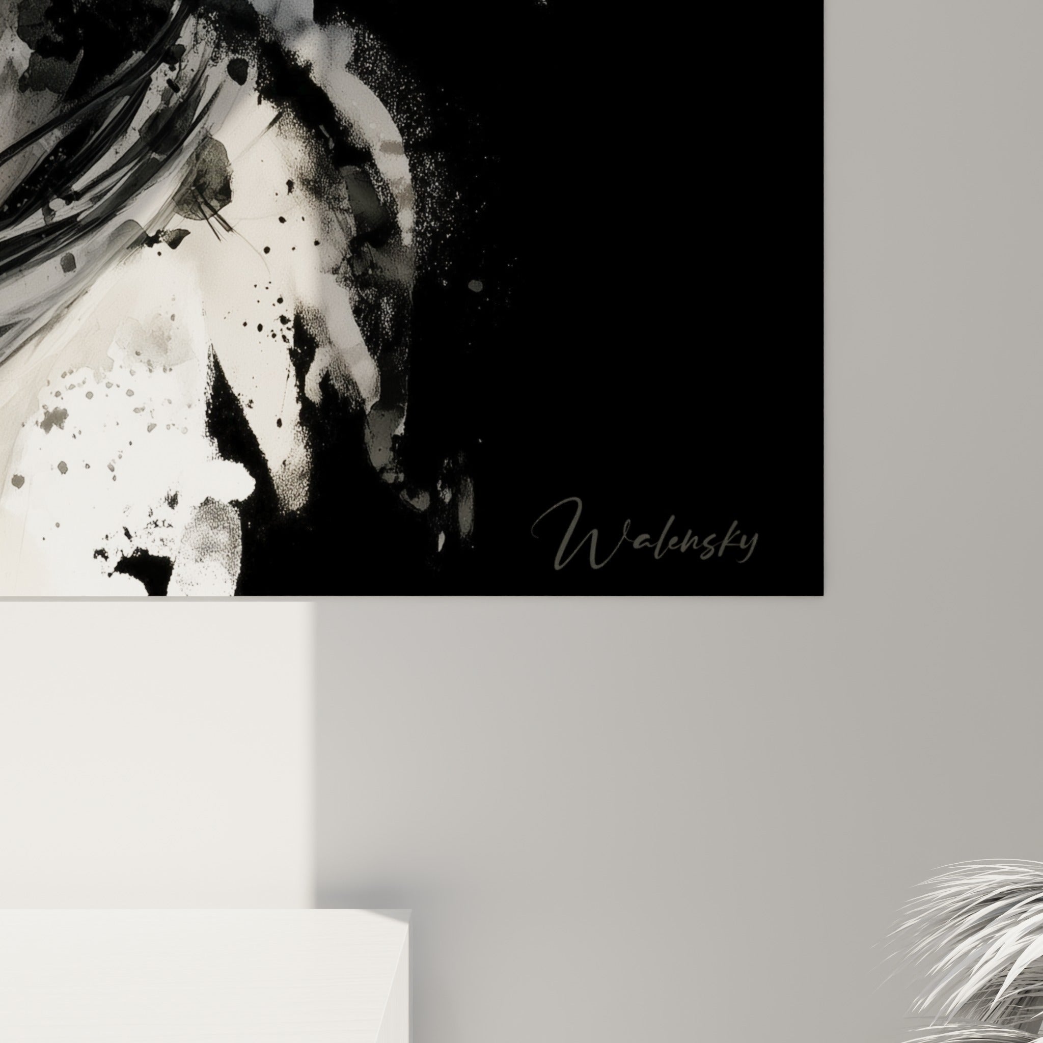 Empâtements gris et coulures noires se mêlant aux traits fins du visage abstrait, révélant le grain de l'impression