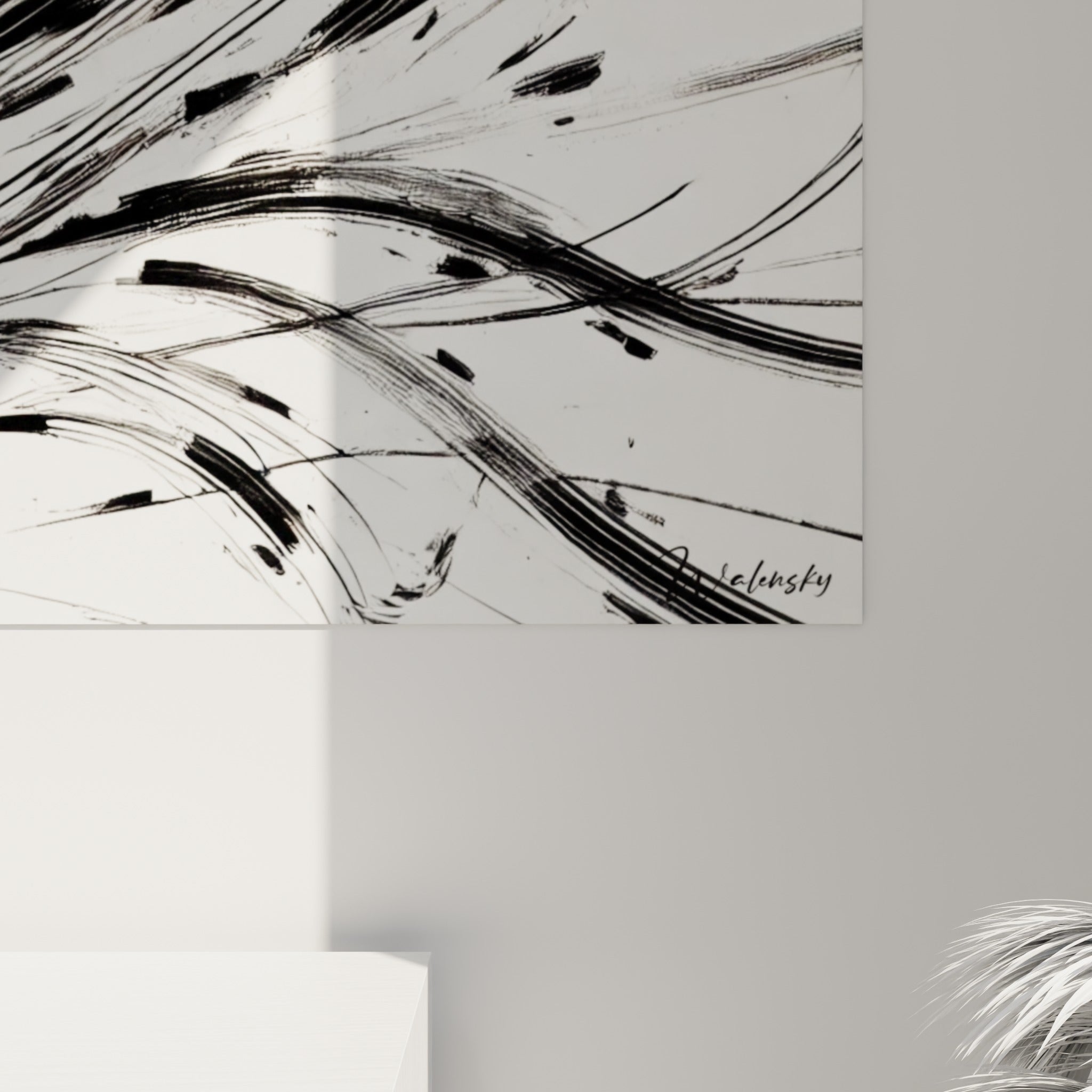 Traits fins noirs et blancs entrelacés, empâtements d'encre visibles sur la toile accrochée en angle