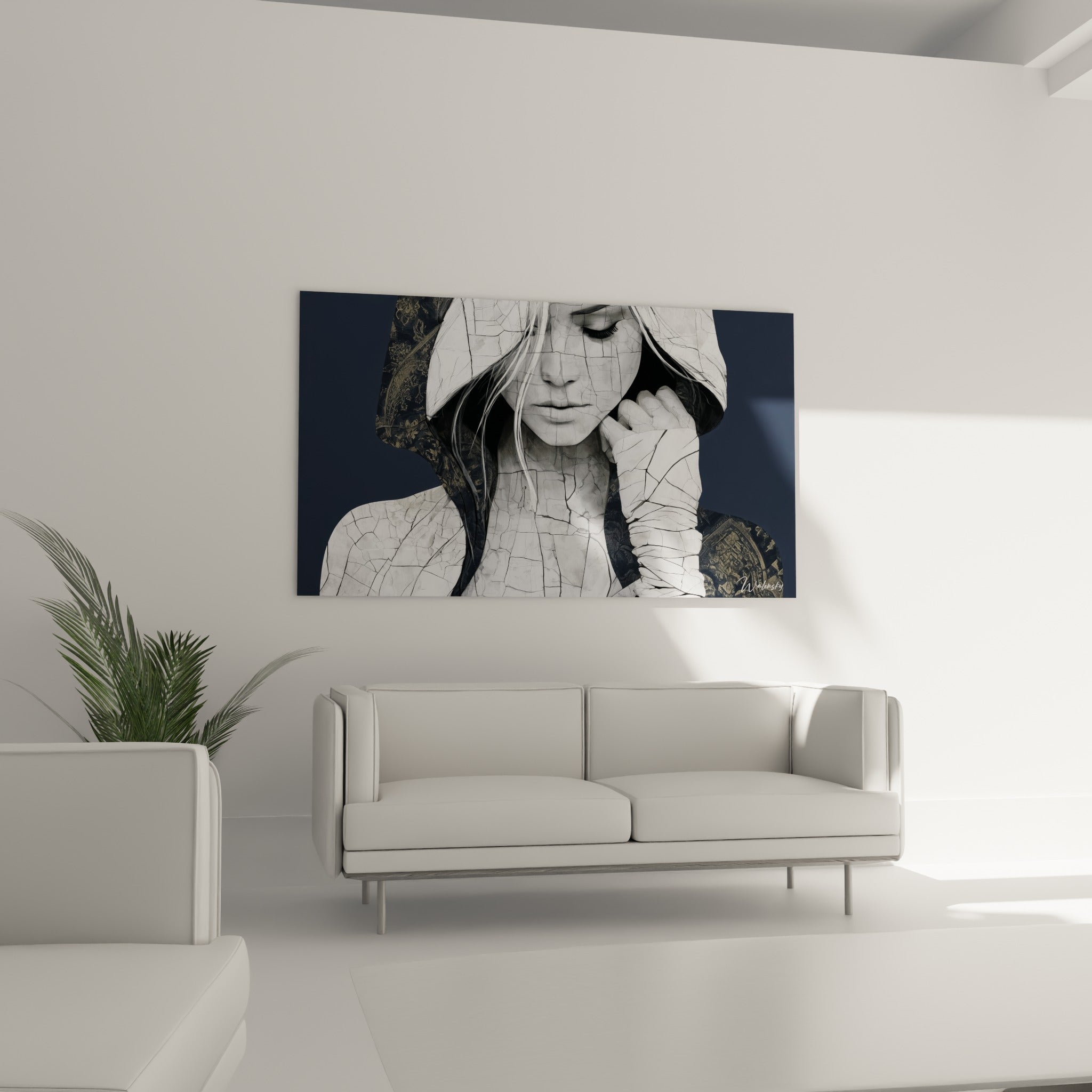 Femme encapuchonnée aux fissures blanches, Visage abstrait bleu marine, au-dessus d'un canapé dans un salon lumineux.