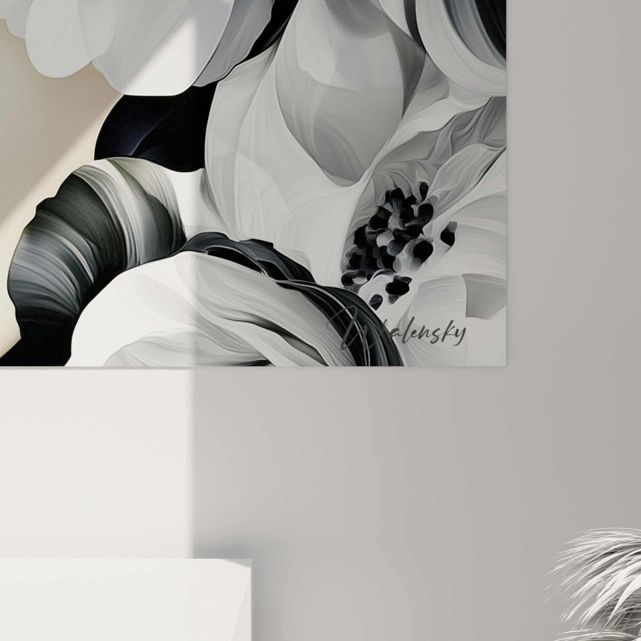 Grain fin et empâtements sur les pétales blancs et gris de ce Visage abstrait, détail de la matière imprimée