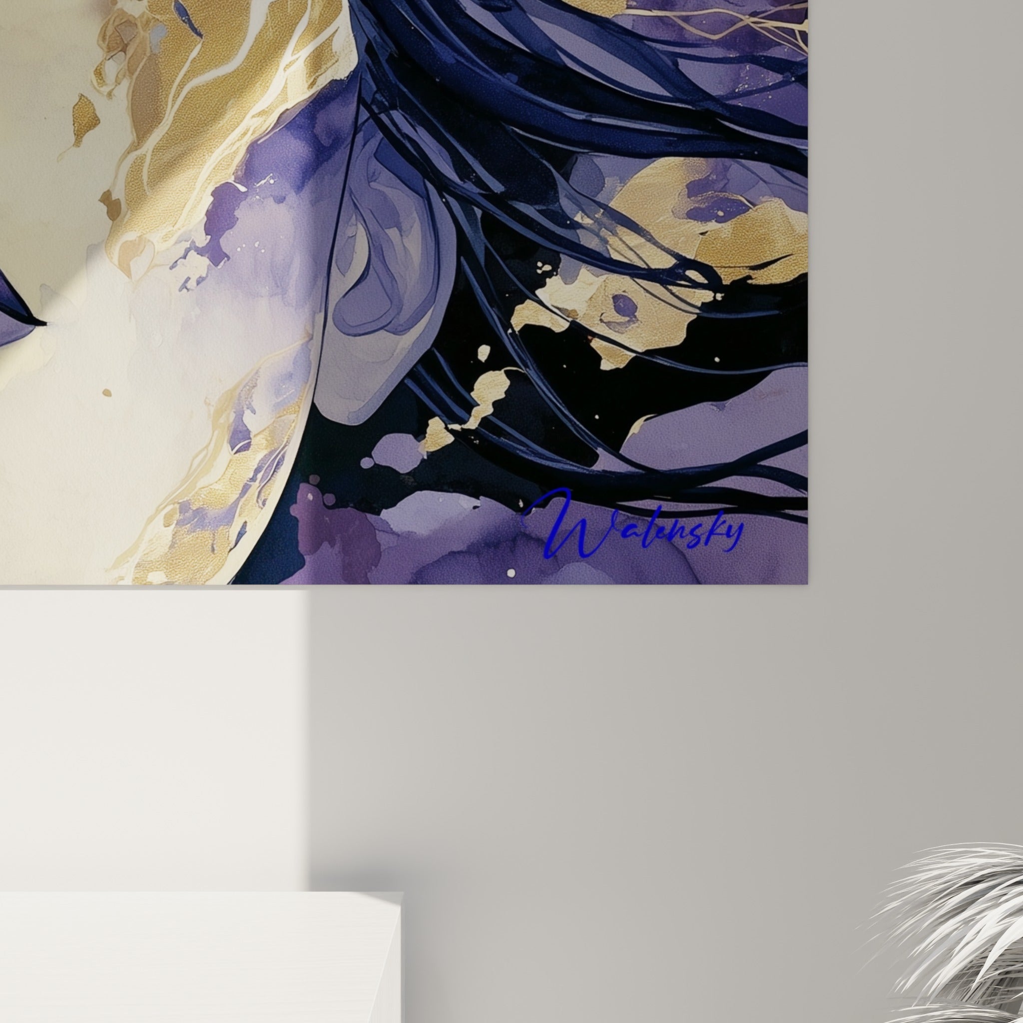 Matière dorée et violette accrochée, empâtements marbrés et coulures fines visibles de près sur la toile