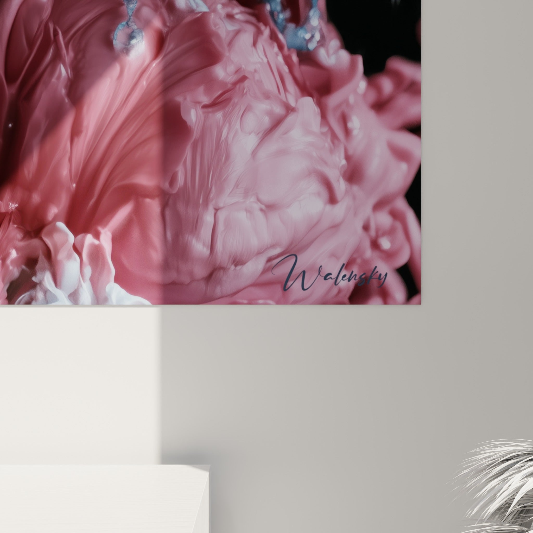 Matière épaisse des pétales roses et coulures bleu glacé visibles en surface texturée sur la toile accrochée