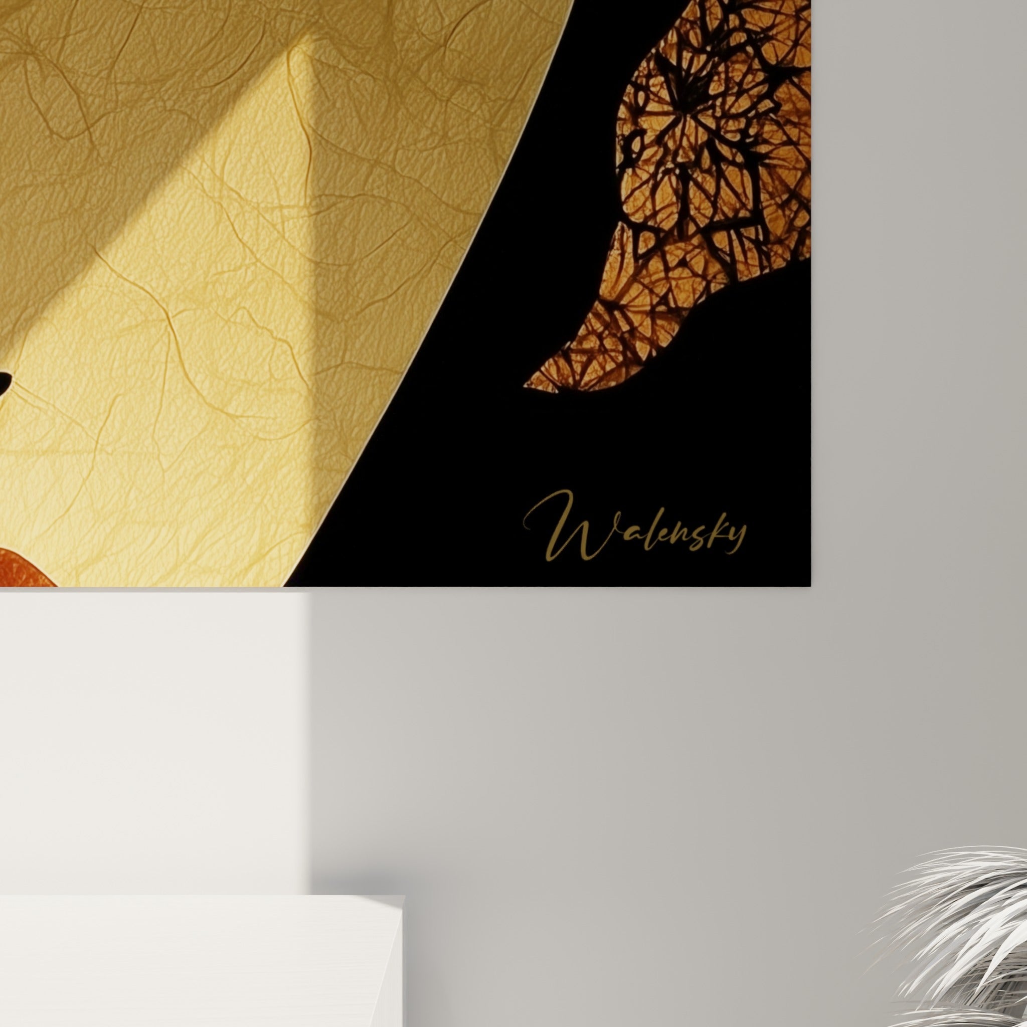 Détail des textures florales ambrées et des nervures sombres sur ce visage mi-doré mi-anthracite