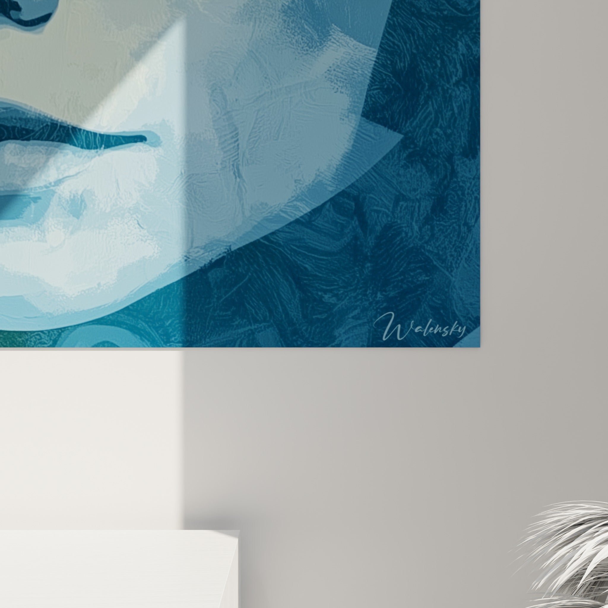 Empâtements bleu marine et touches jaune doré visibles de près sur ce Visage abstrait, matière picturale texturée