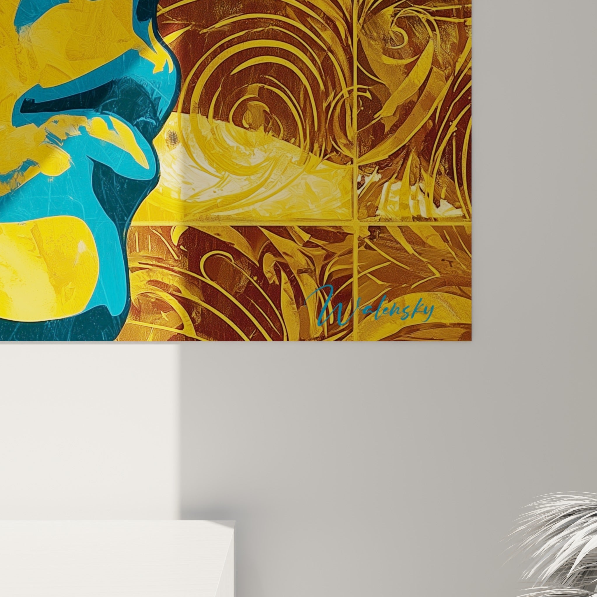 Détail rapproché du tableau visage abstrait montrant le grain de la peinture entre bleu marine et doré éclatant