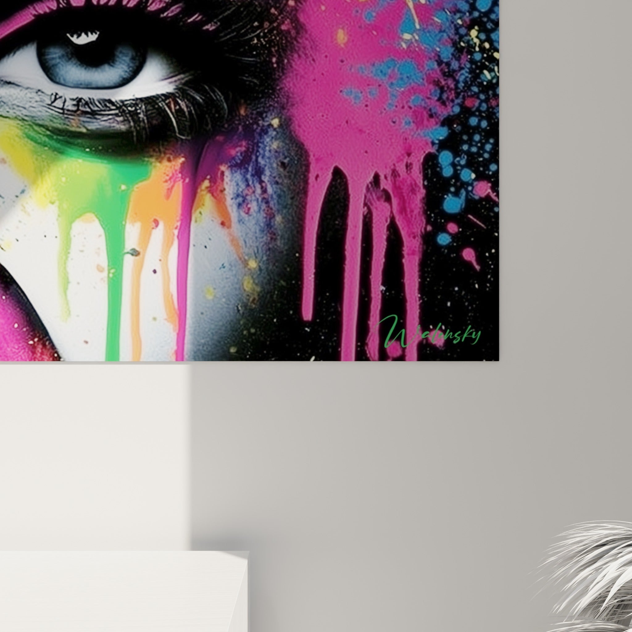 Coulures de peinture rose et verte sur la toile du visage abstrait, grain visible et empâtements colorés.