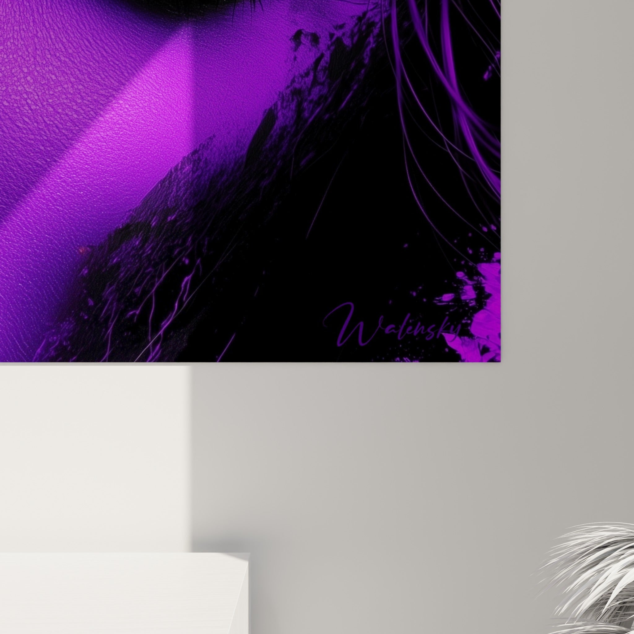 Empâtements orange et coulures noires se mêlant au violet satiné, grain de peinture visible sur la toile