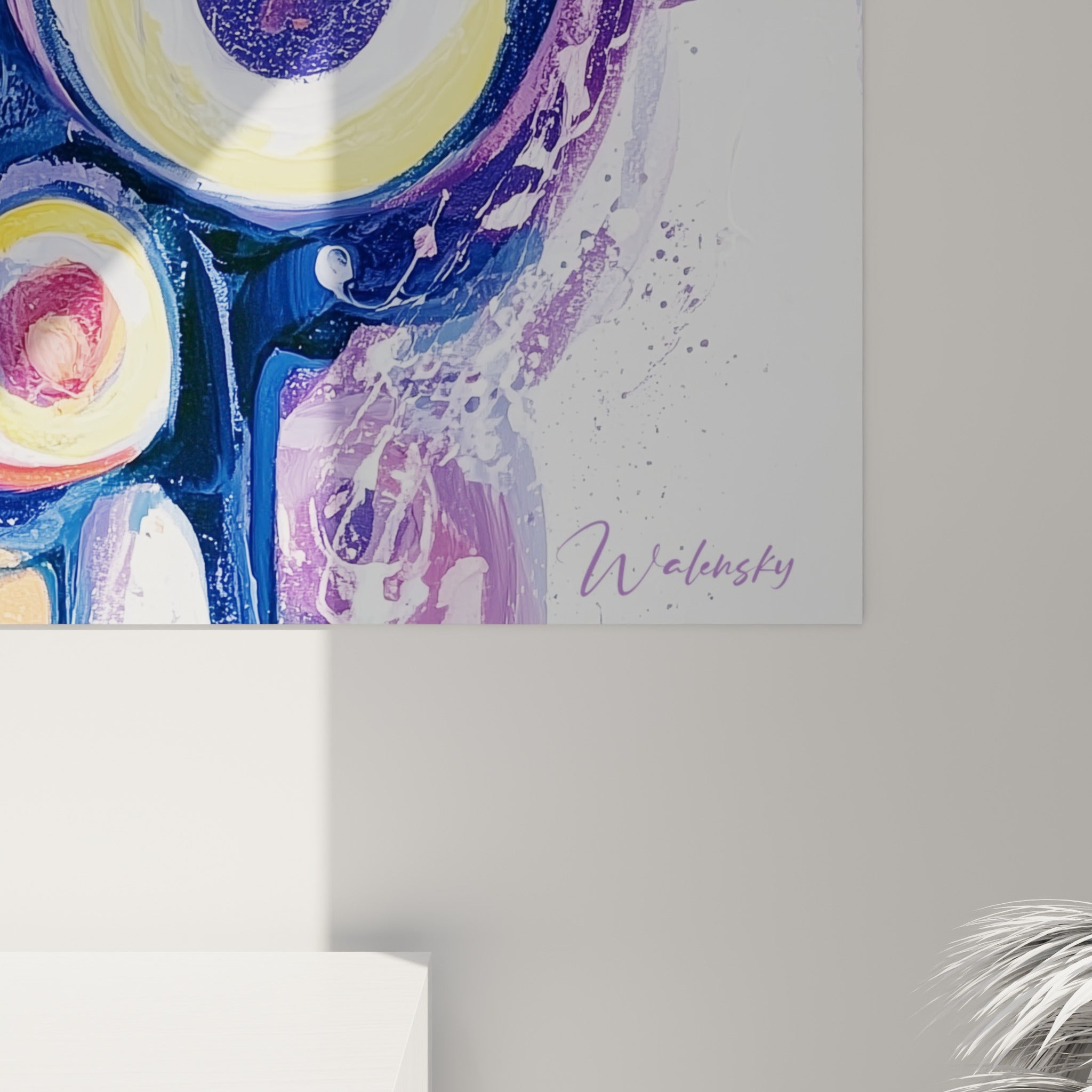 Empâtements jaunes et coulures violettes du visage abstrait, grain de peinture visible en gros plan