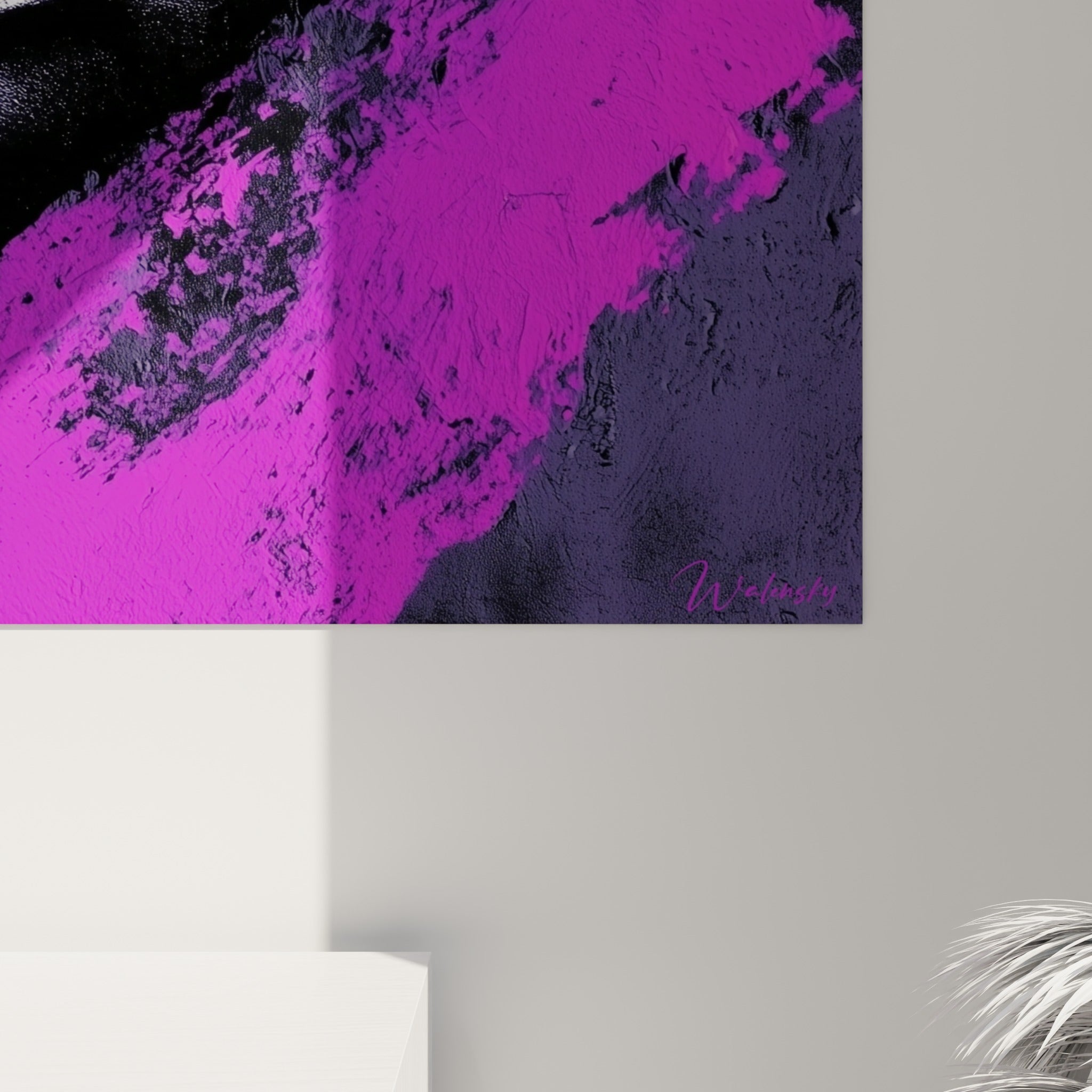 Matière granuleuse du visage abstrait révélant les coulures noires et le grain fuchsia sous un éclairage rasant