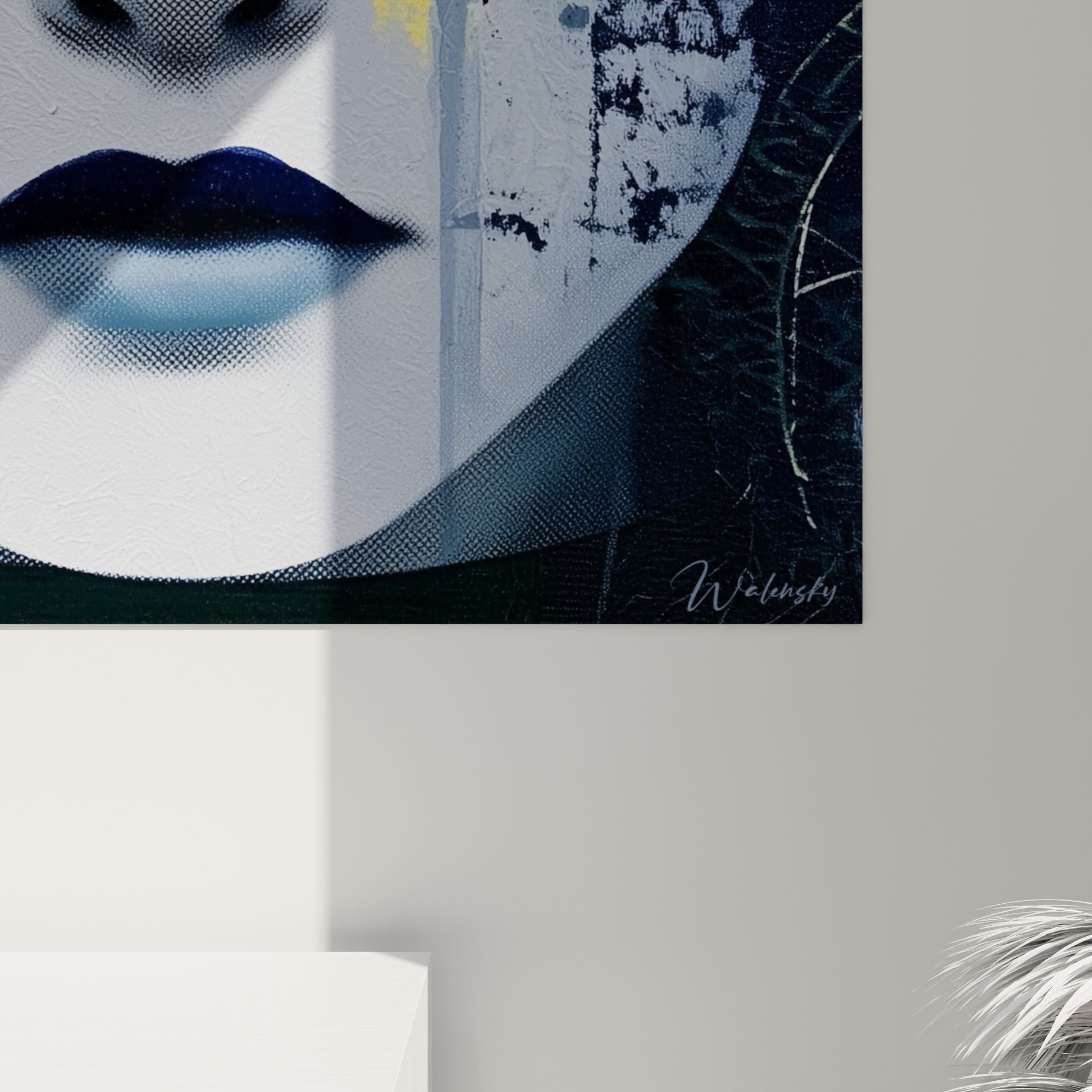 Empâtements jaune moutarde et coulures bleu marine visibles en détail sur la toile du visage abstrait