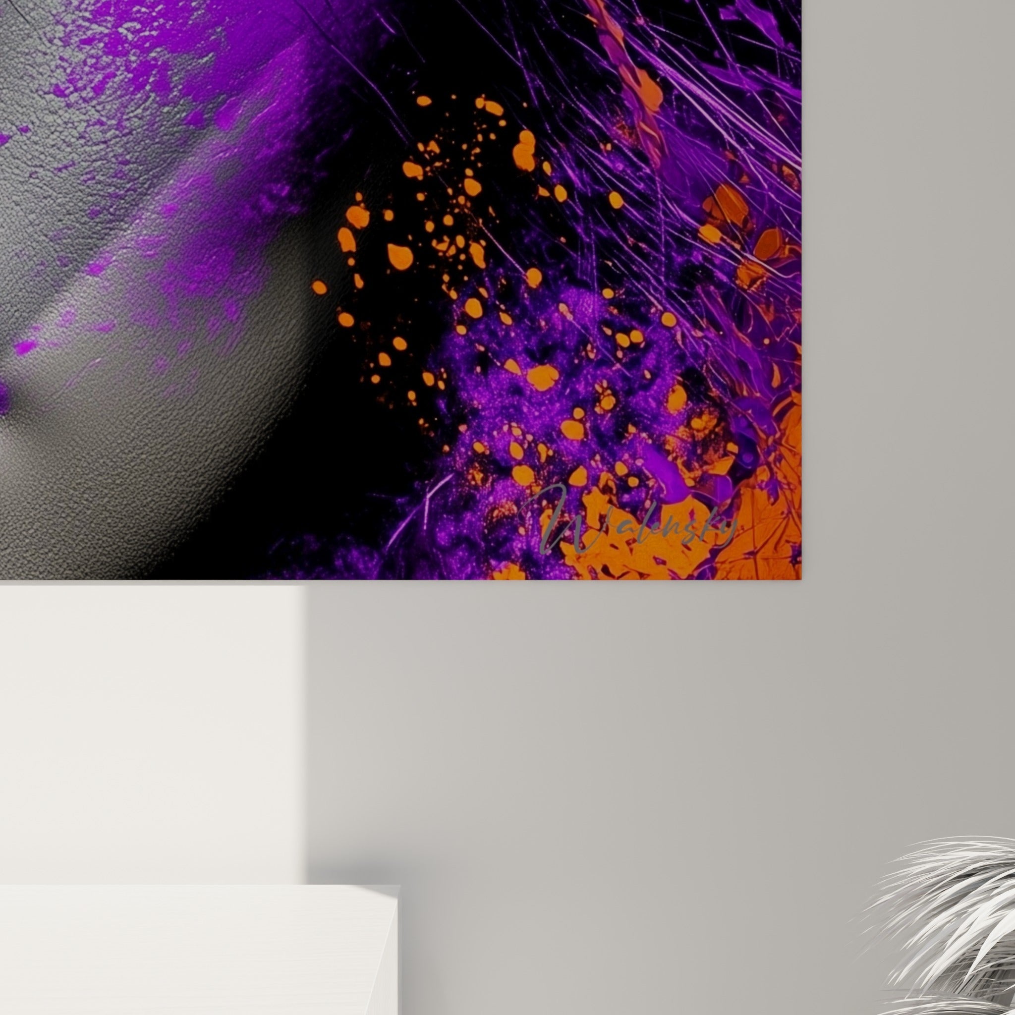 Empâtements de peinture violette et orange visibles en gros plan sur la texture du visage imprimé