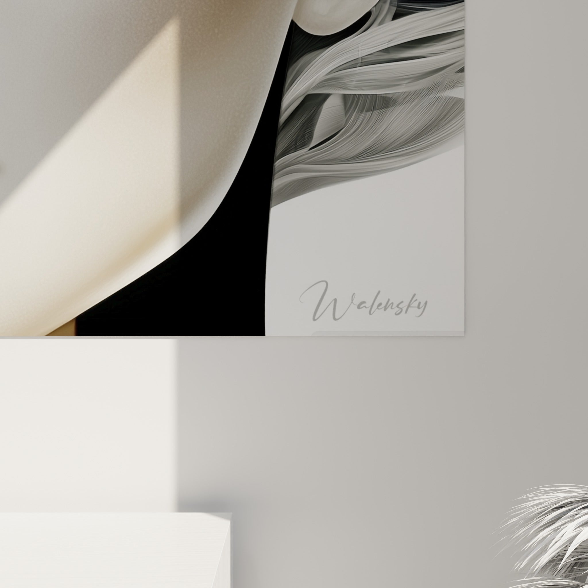 Détail des textures sculptées du Visage abstrait, pétales blancs striés et reflets dorés sur la toile