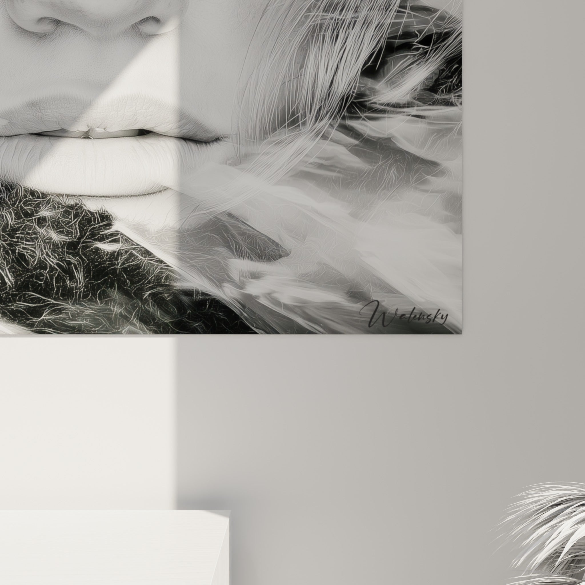 Grain photographique visible sur les cils et la peau, entrelacé de traits blancs filandreux et de gris profonds