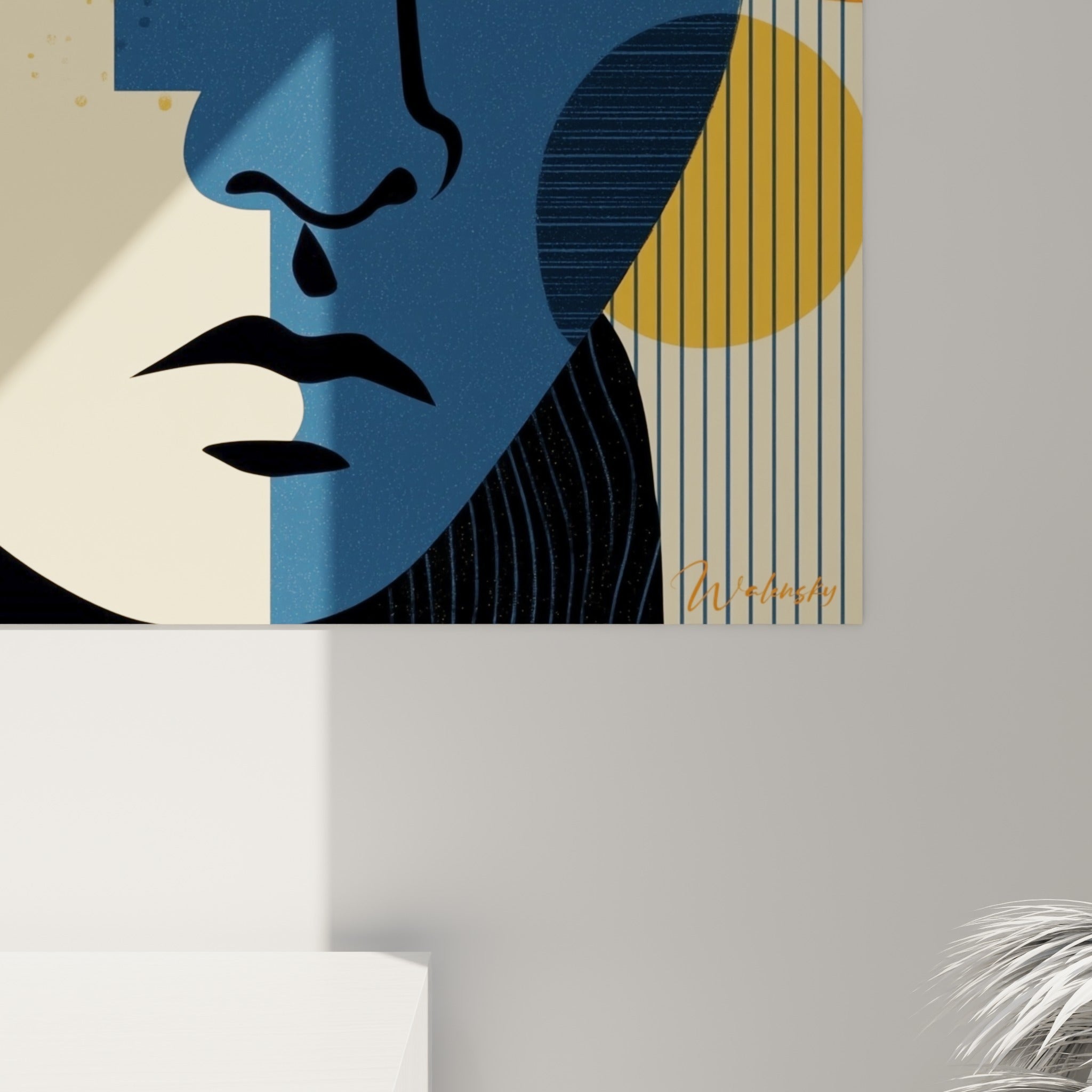 Grain et relief du visage abstrait, aplats orange et bleu marine, rayures verticales et pointillés crème