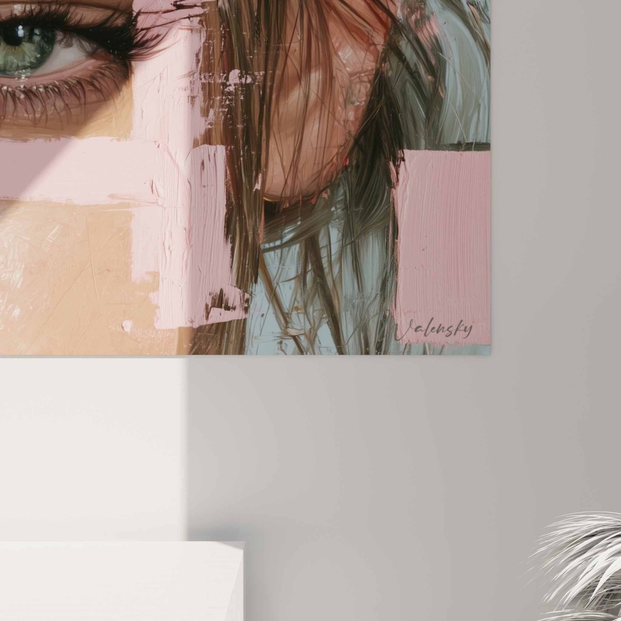 Empâtements roses et bleu pastel sur peau texturée, matière picturale du visage abstrait révélée de près