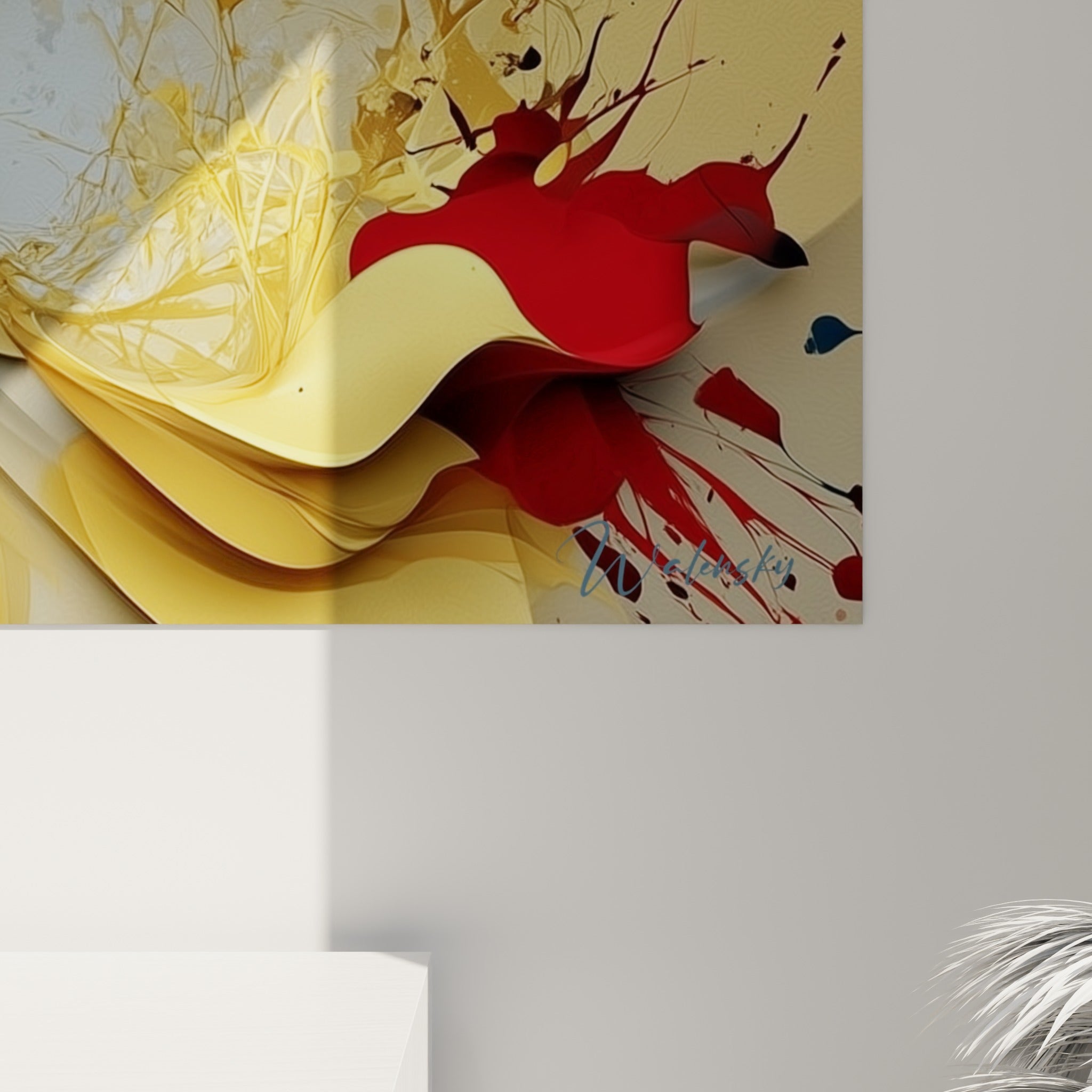 Empâtements dorés et coulures rouge profond se mêlant sur la toile, matière du visage abstrait vue de près