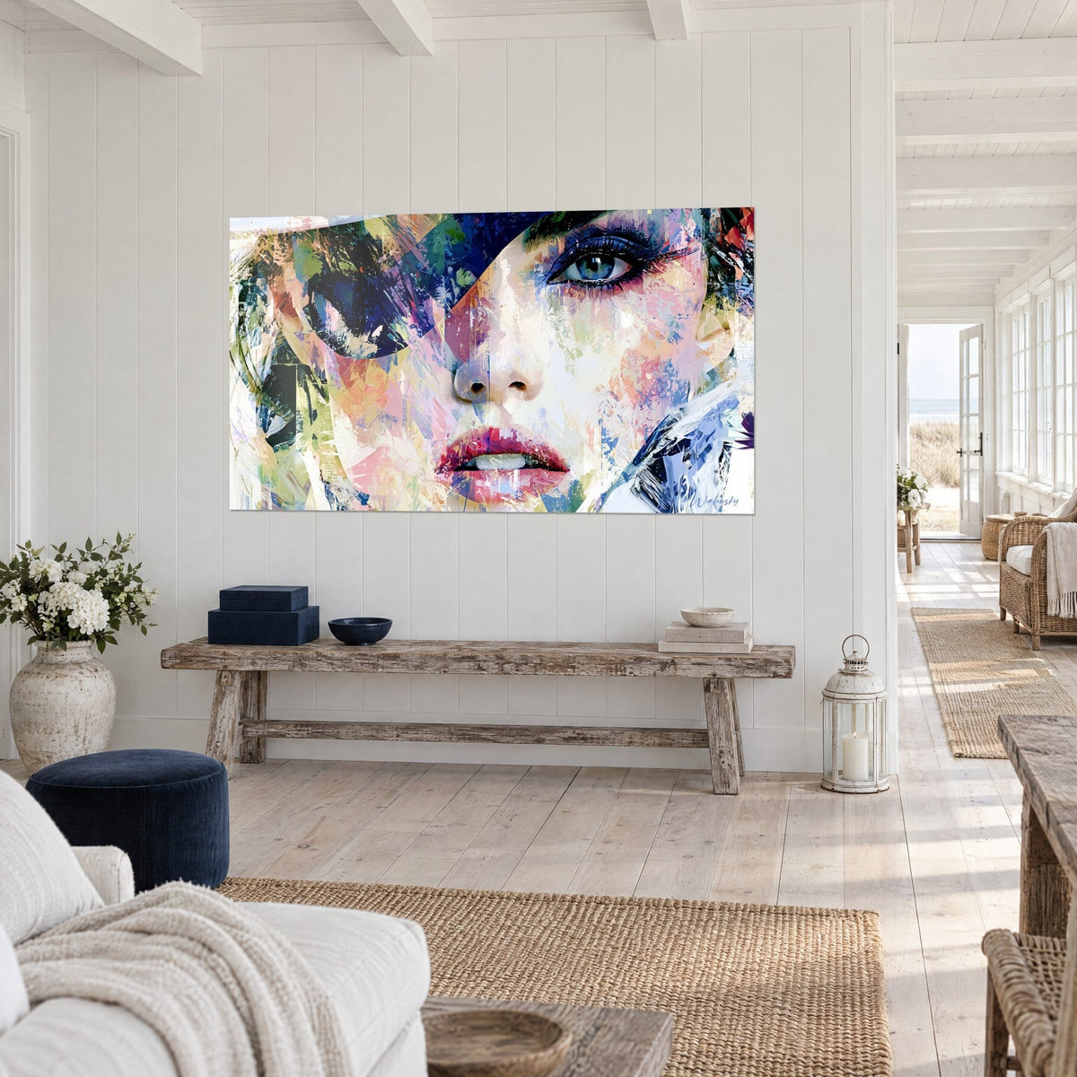 Quadro sguardo azzurro cerchiato da tratti scuri, sfumature rosa pallido e verde oliva, visto di tre quarti vicino a una console