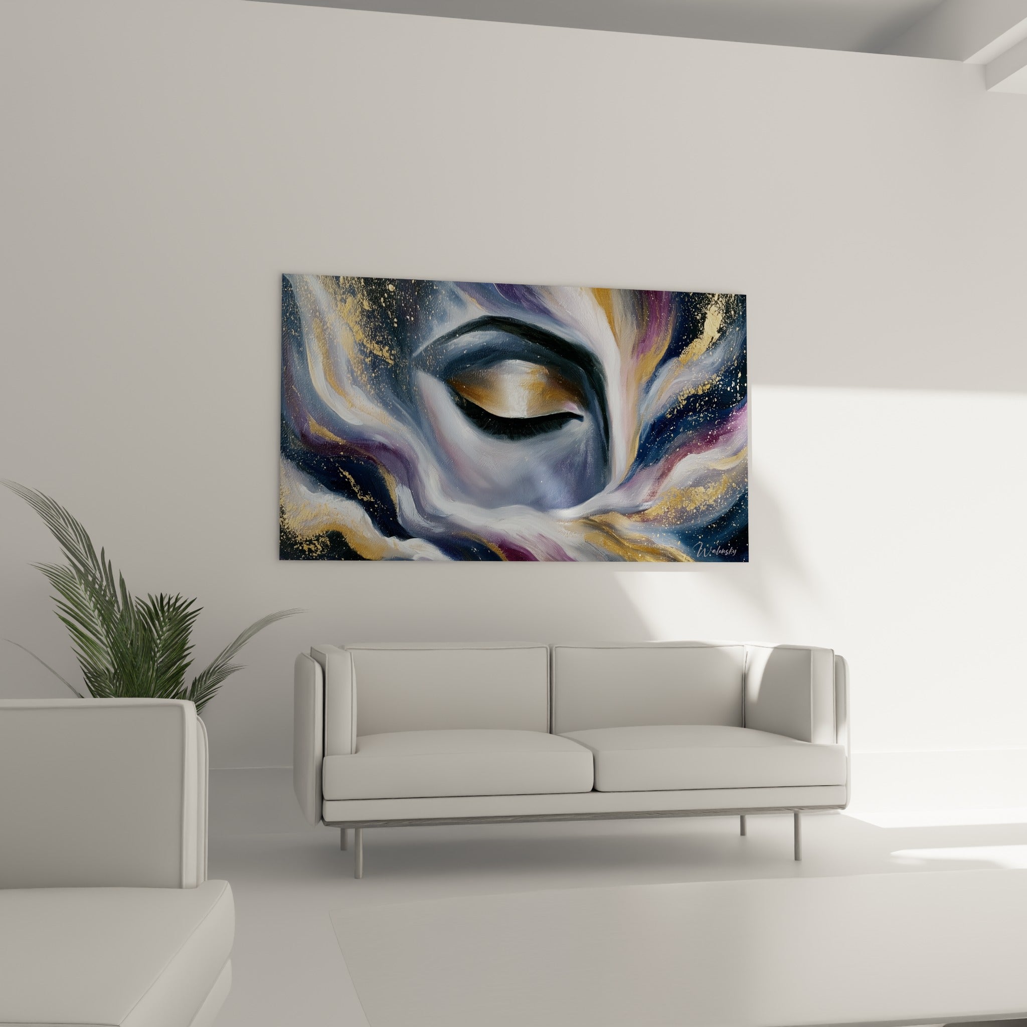 Regard suspendu dans un tourbillon anthracite et doré, Visage abstrait au-dessus d'un canapé dans un salon lumineux