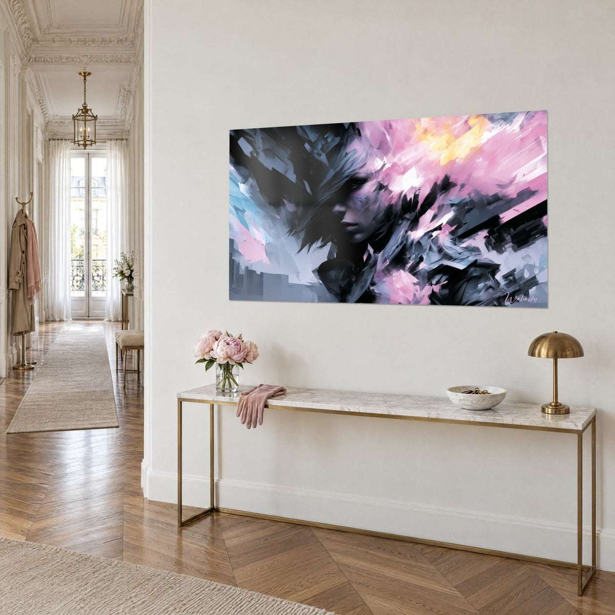 Quadro volto astratto mezzo nascosto da una ciocca argentata, stesure rosa pallido e nero carbone su una consolle dorata, salotto in stile haussmanniano