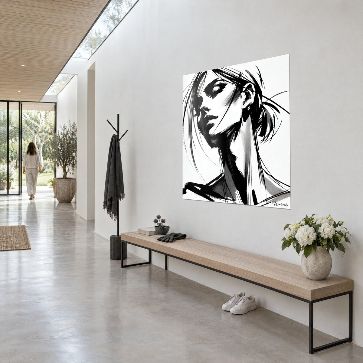 Cuadro retrato femenino con pincel seco, mentón levantado, sombras negras y gris suave, de tres cuartos en un pasillo de arquitecto