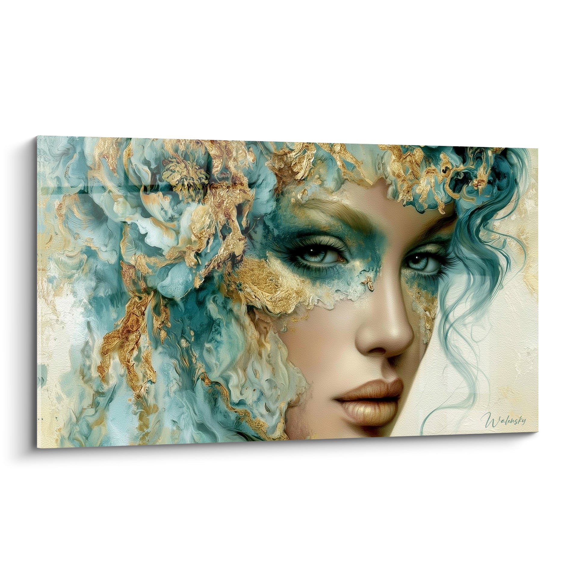 Visage féminin abstrait aux mèches turquoise et dorées, regard intense et matière fluide.