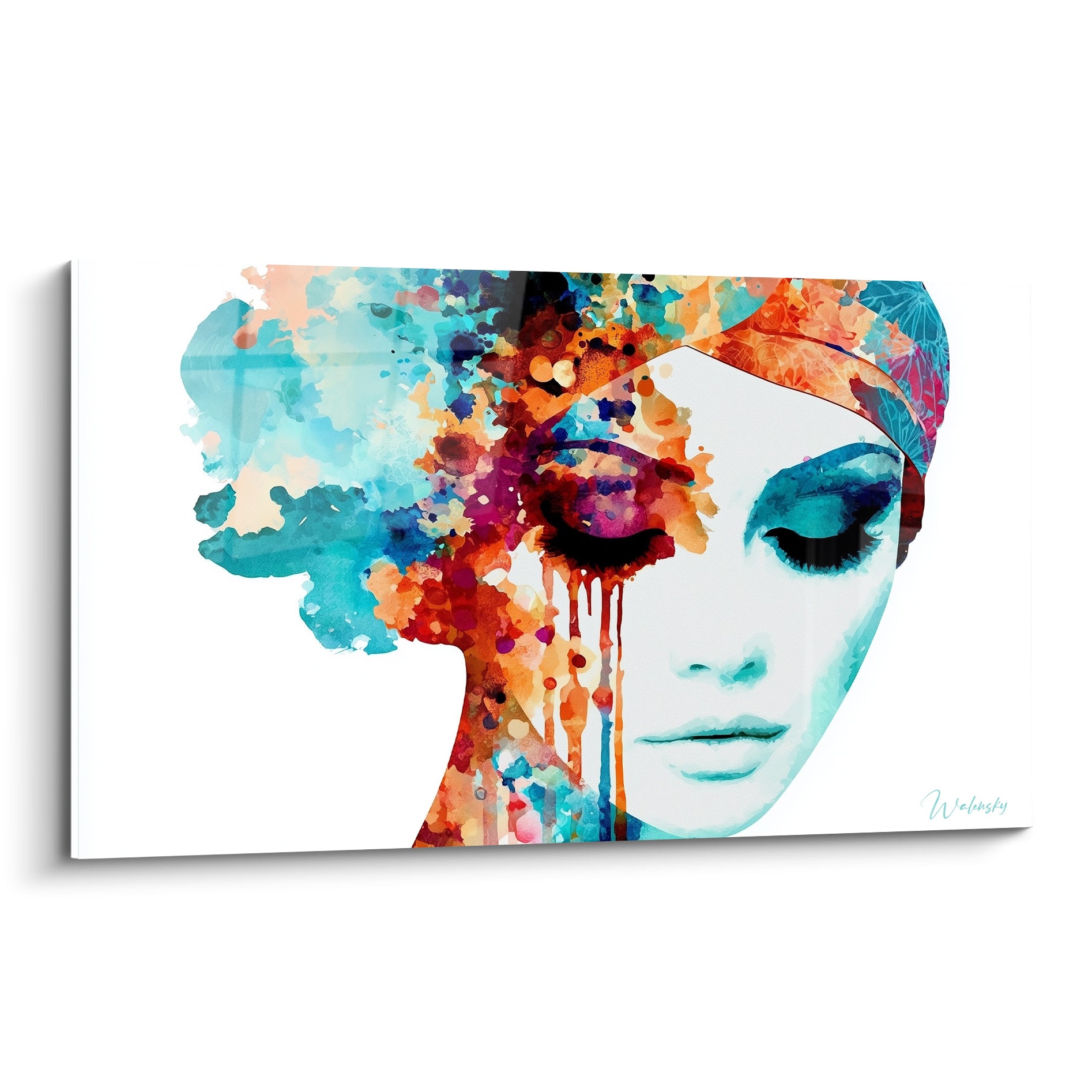 Visage abstrait aux yeux clos, chevelure turquoise et orangée éclatée sur fond blanc épuré