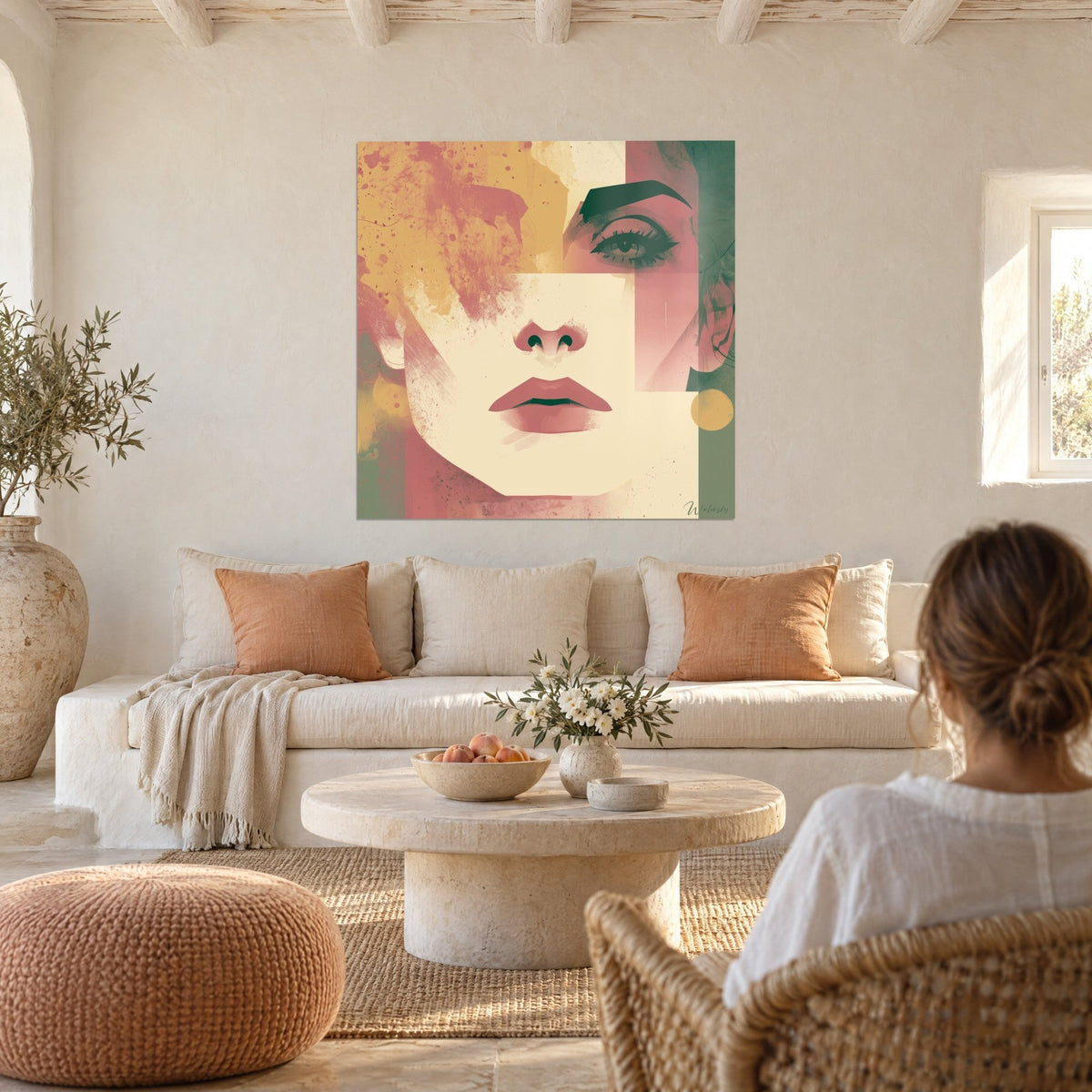 Quadro ritratto femminile astratto in tonalità piatte rosa cipria e verde salvia, sopracciglio spesso, sopra un divano in un soggiorno luminoso
