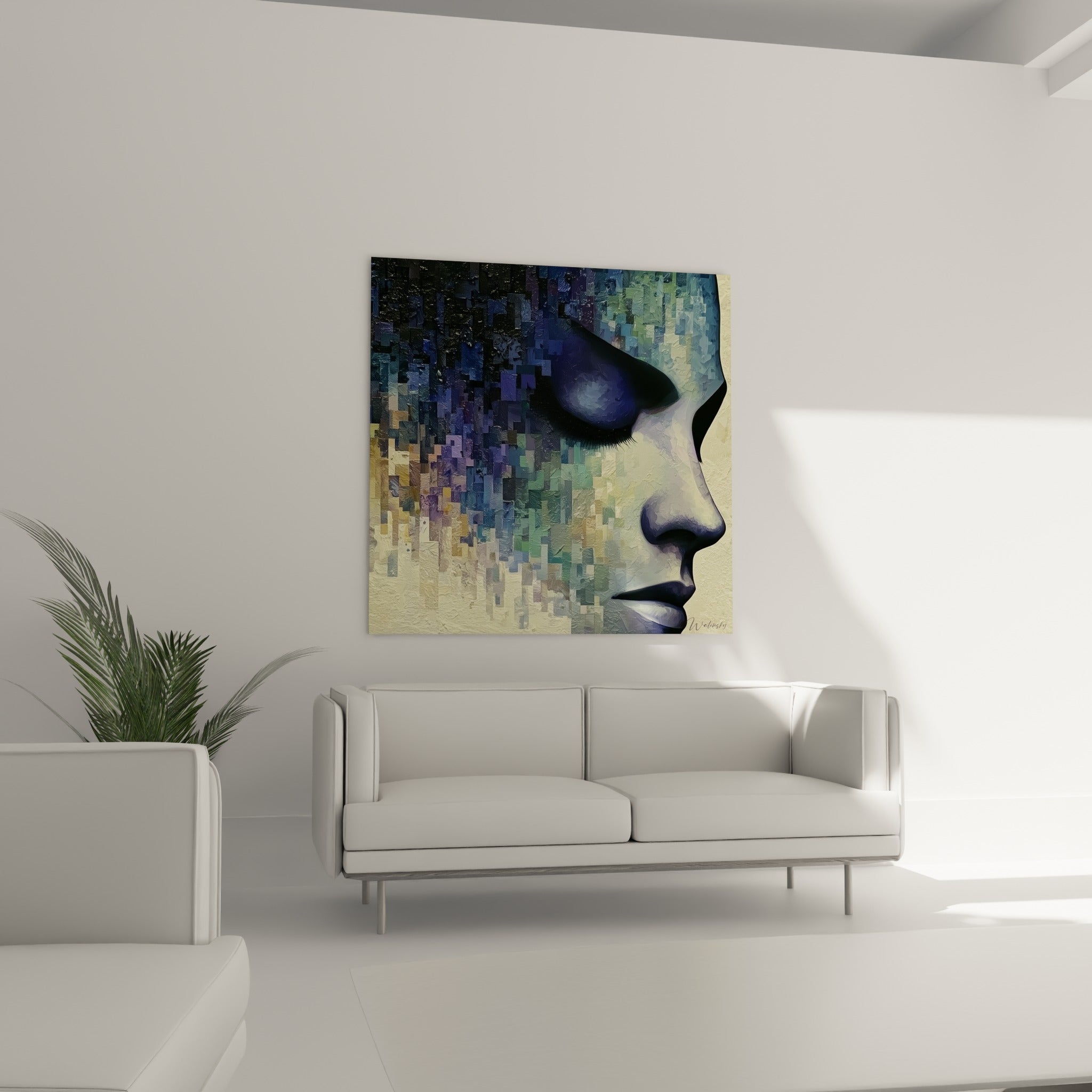 Fragments de mosaïque vert sauge et violet sur visage abstrait, au-dessus d'un canapé dans un salon lumineux