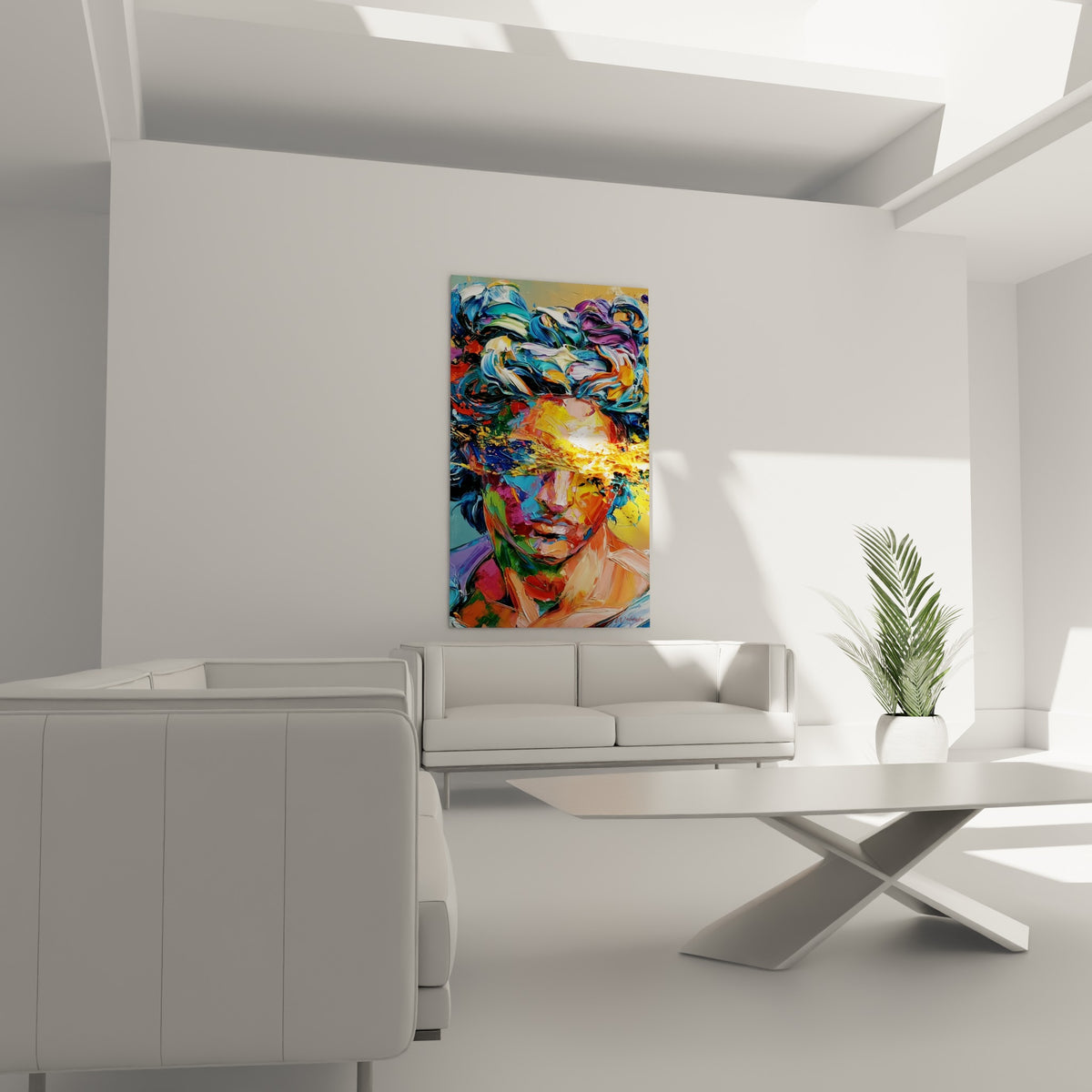 Œuvre expressionniste orange et bleue au visage voilé, au-dessus d'un canapé dans un salon lumineux
