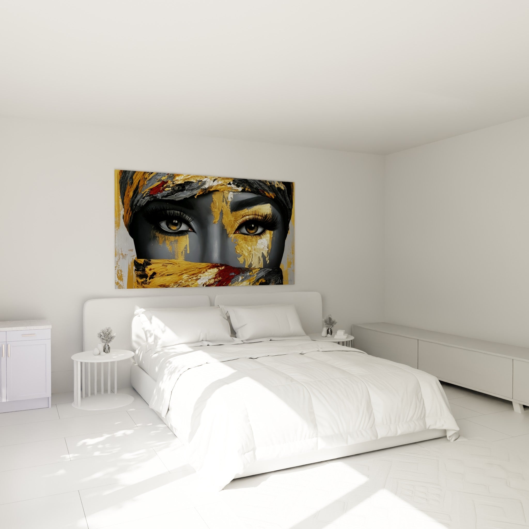 Regard intense d'un visage abstrait doré et gris accroché au-dessus d'un lit dans une chambre claire