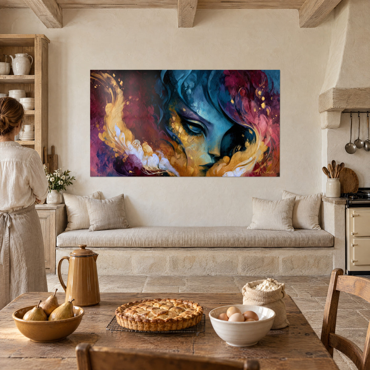 Tableau figure féminine turquoise aux reflets d'or et de rose, accrochée au-dessus d'une banquette dans une cuisine de campagne
