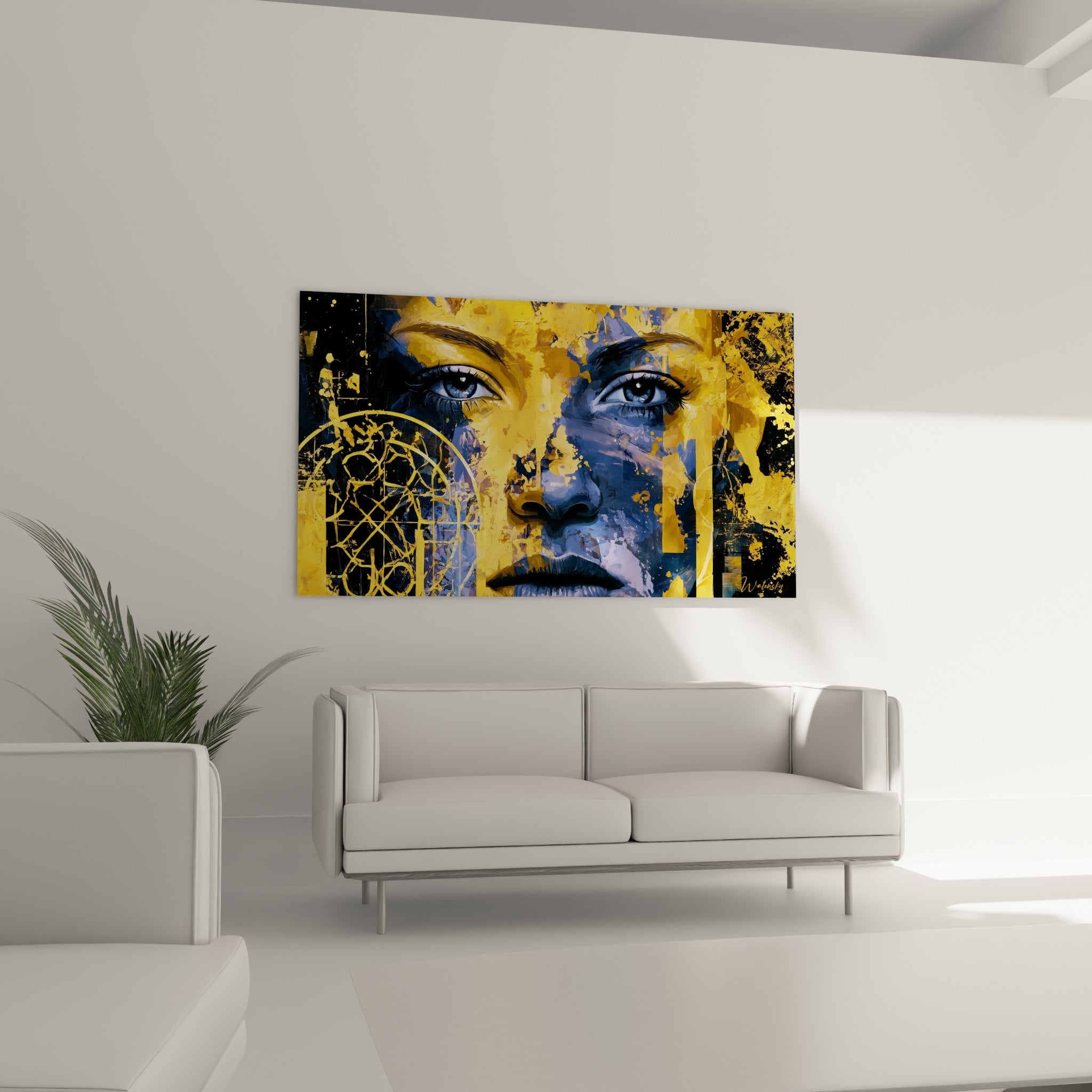 Yeux bleu-gris et touches ocre sur fond doré éclaté, au-dessus d'un canapé dans un salon lumineux