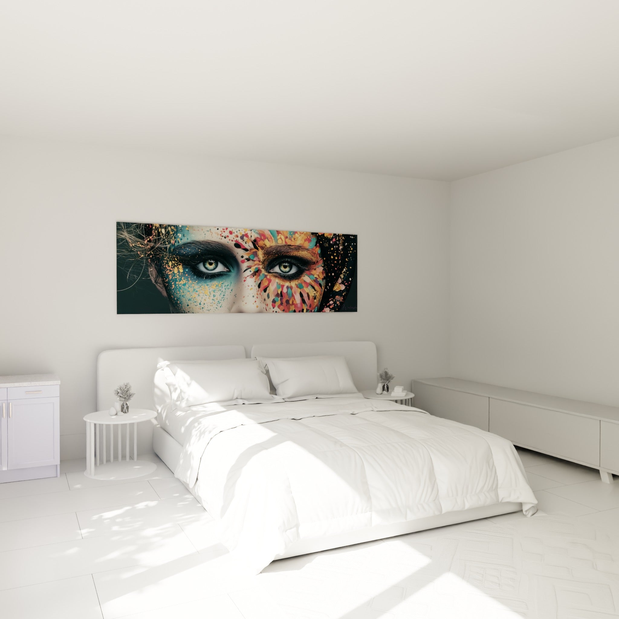 Regard perçant du visage abstrait, touches turquoise et dorées, au-dessus d'un lit dans une chambre claire