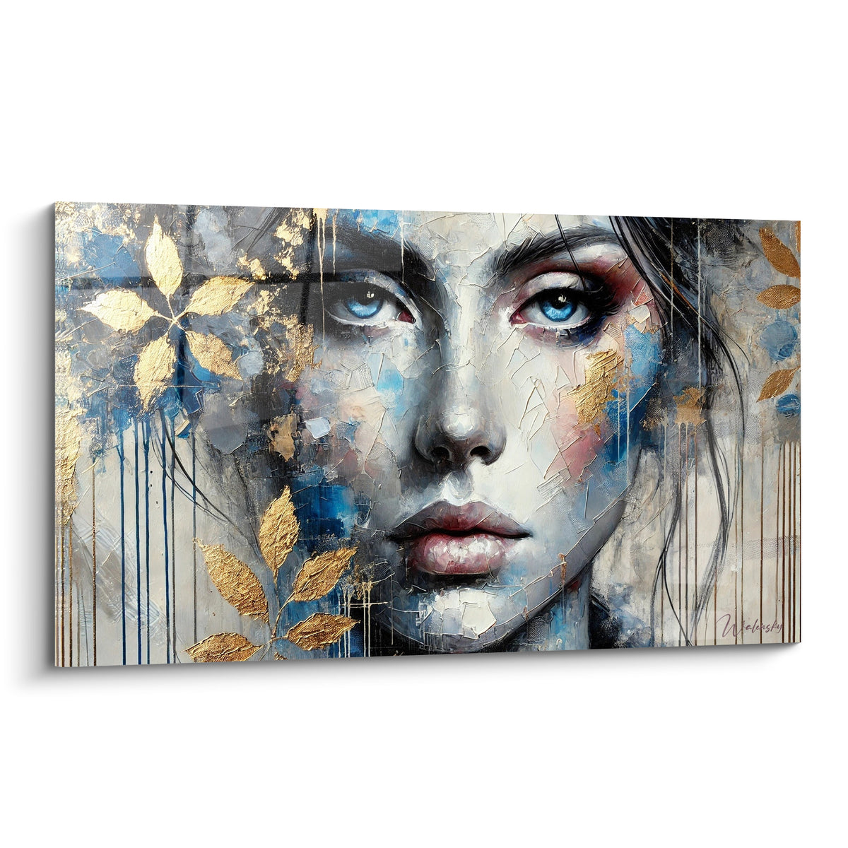 Visage abstrait aux yeux bleus intenses, craquelures blanches et feuilles dorées sur fond anthracite
