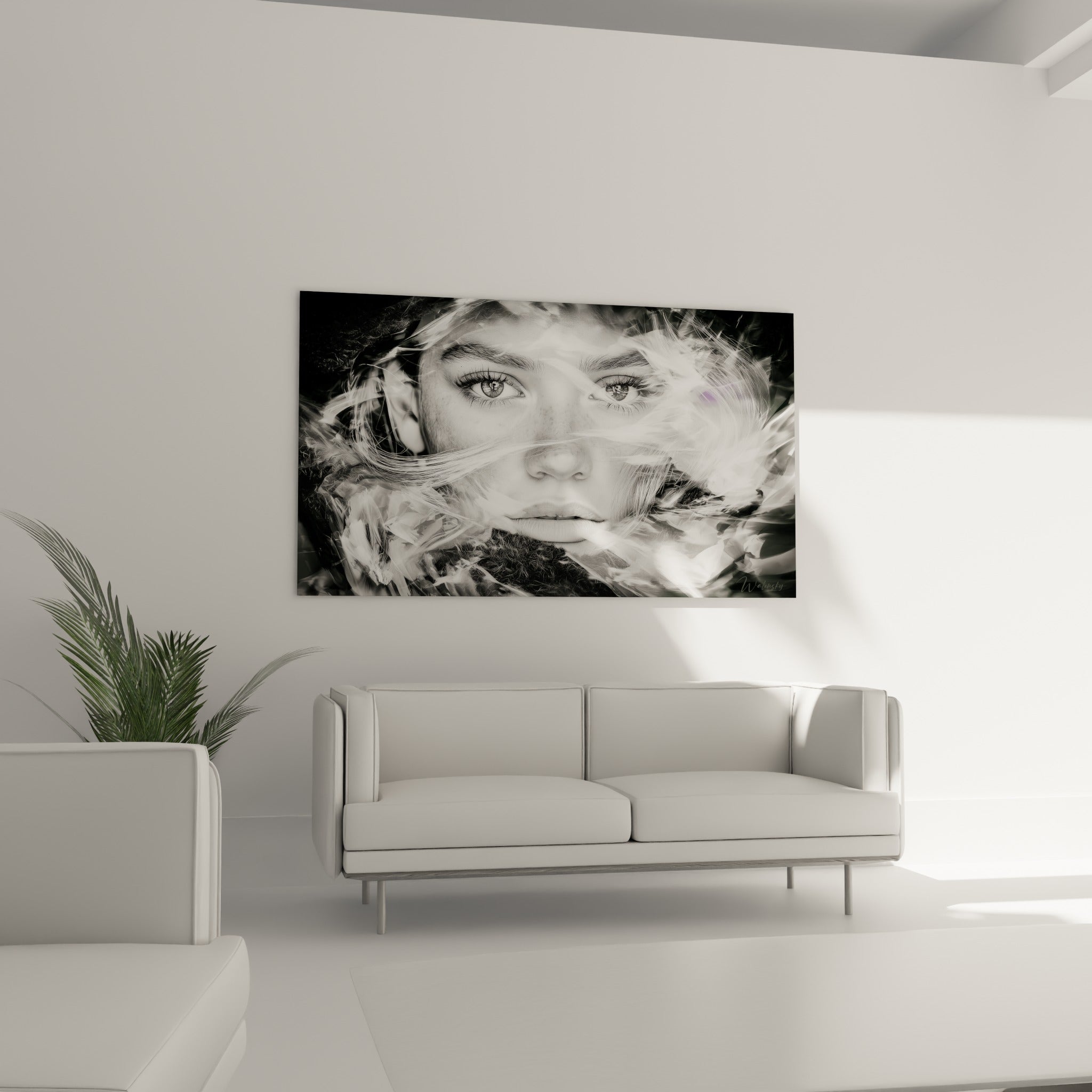Yeux clairs et mèches blanches du visage abstrait, contraste gris anthracite, au-dessus d'un canapé dans un salon lumineux