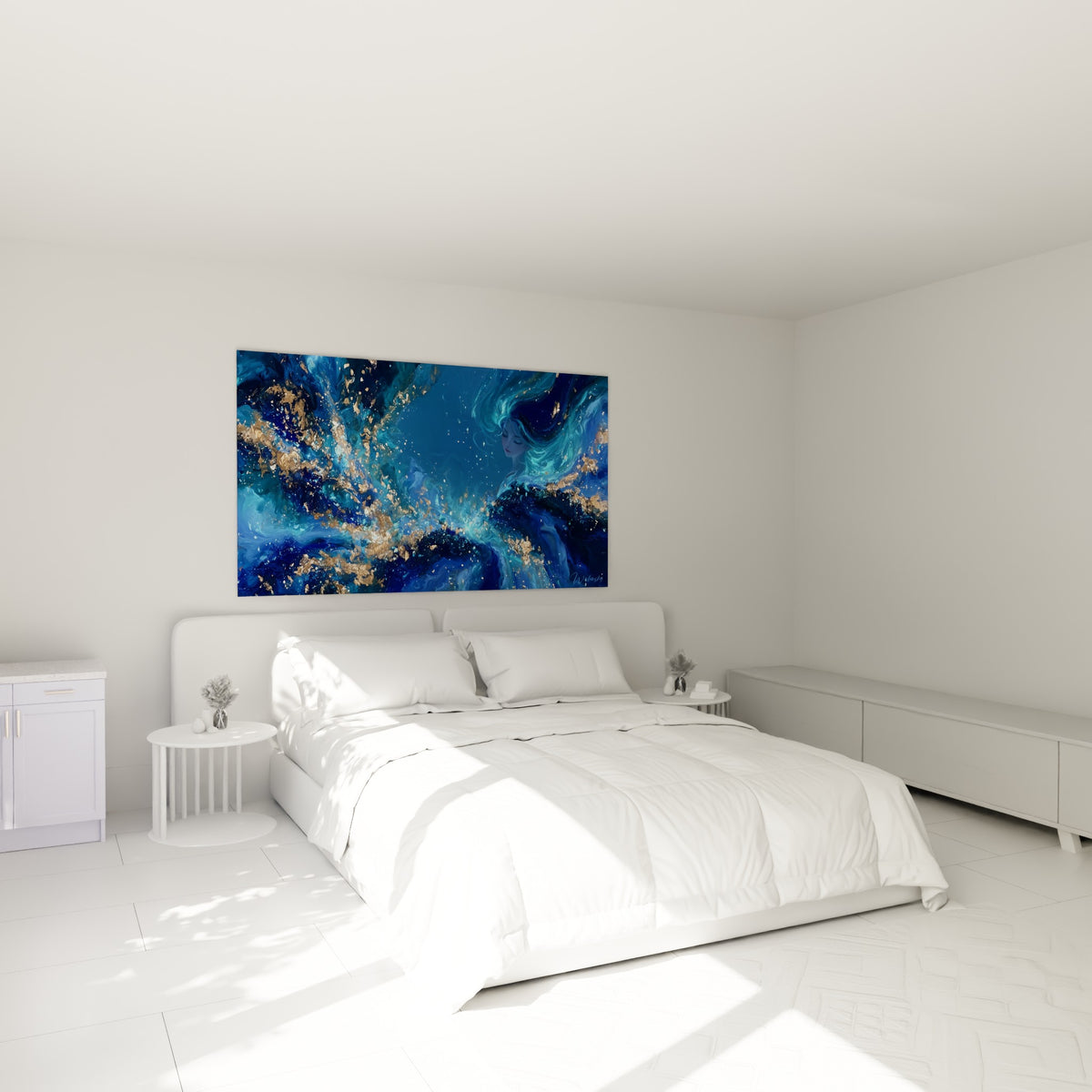 Femme aux yeux clos entourée de bleu marine et de fragments dorés, au-dessus d'un lit dans une chambre claire