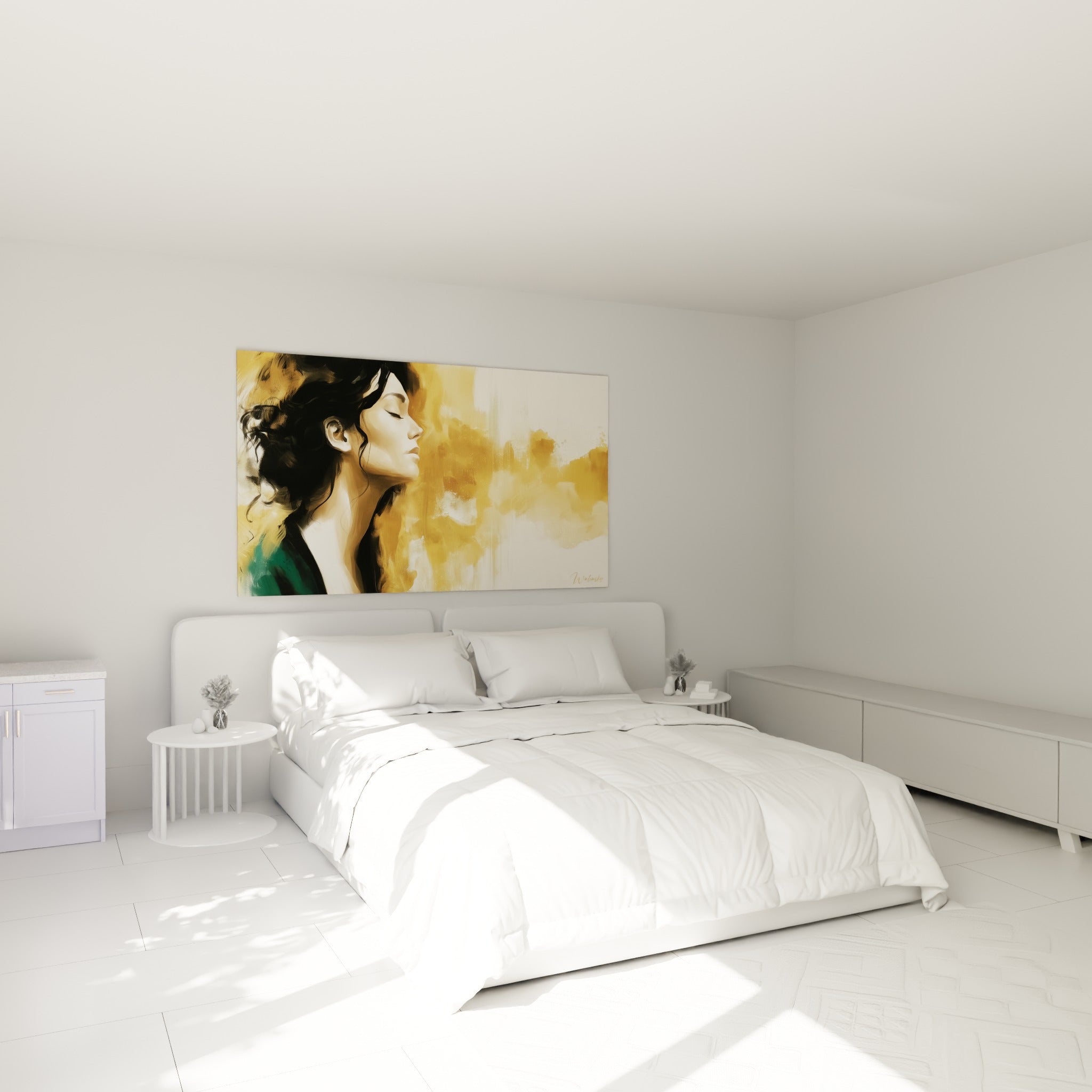 Femme au profil serein dans un tableau visage abstrait ocre et vert émeraude, au-dessus d'un lit dans une chambre claire