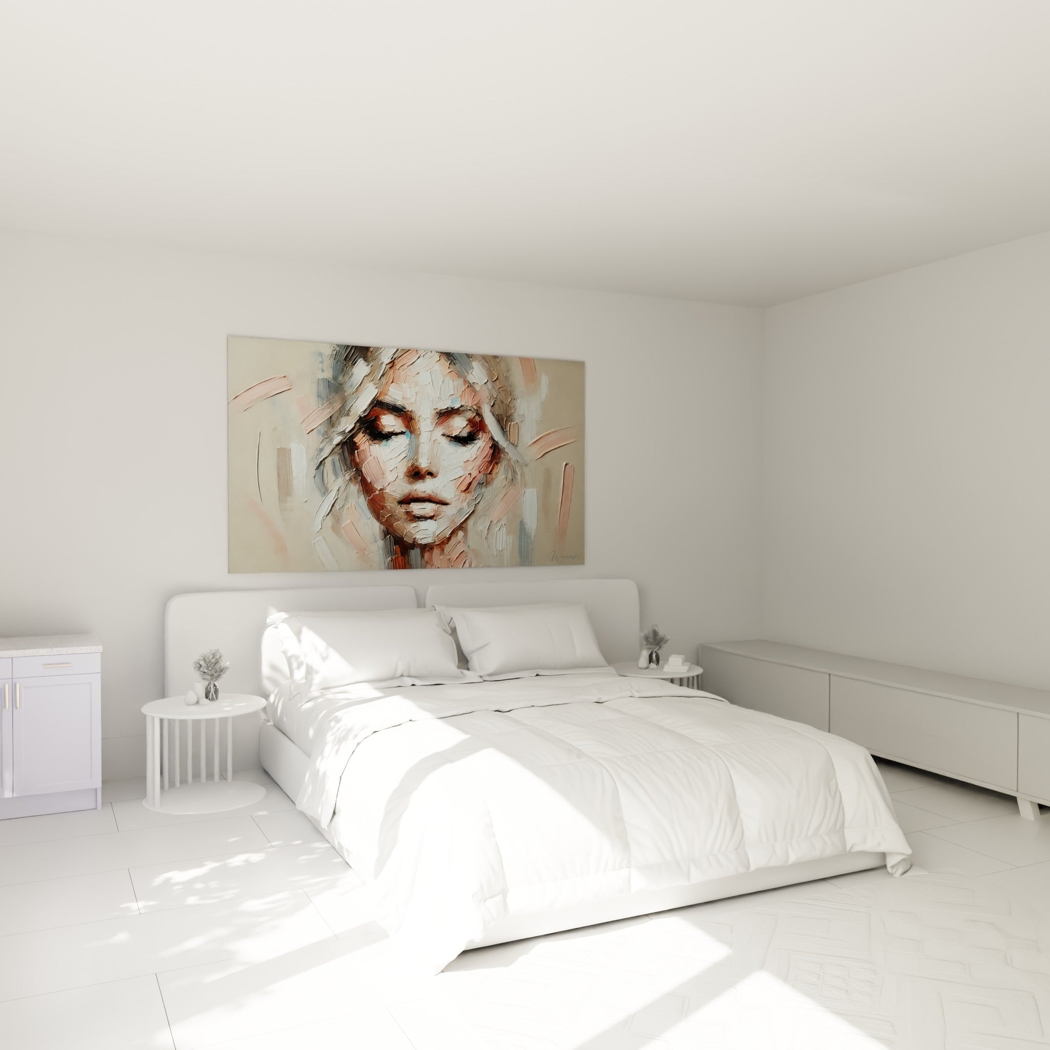 Portrait féminin abstrait rose et gris perle au-dessus d'un lit dans une chambre claire