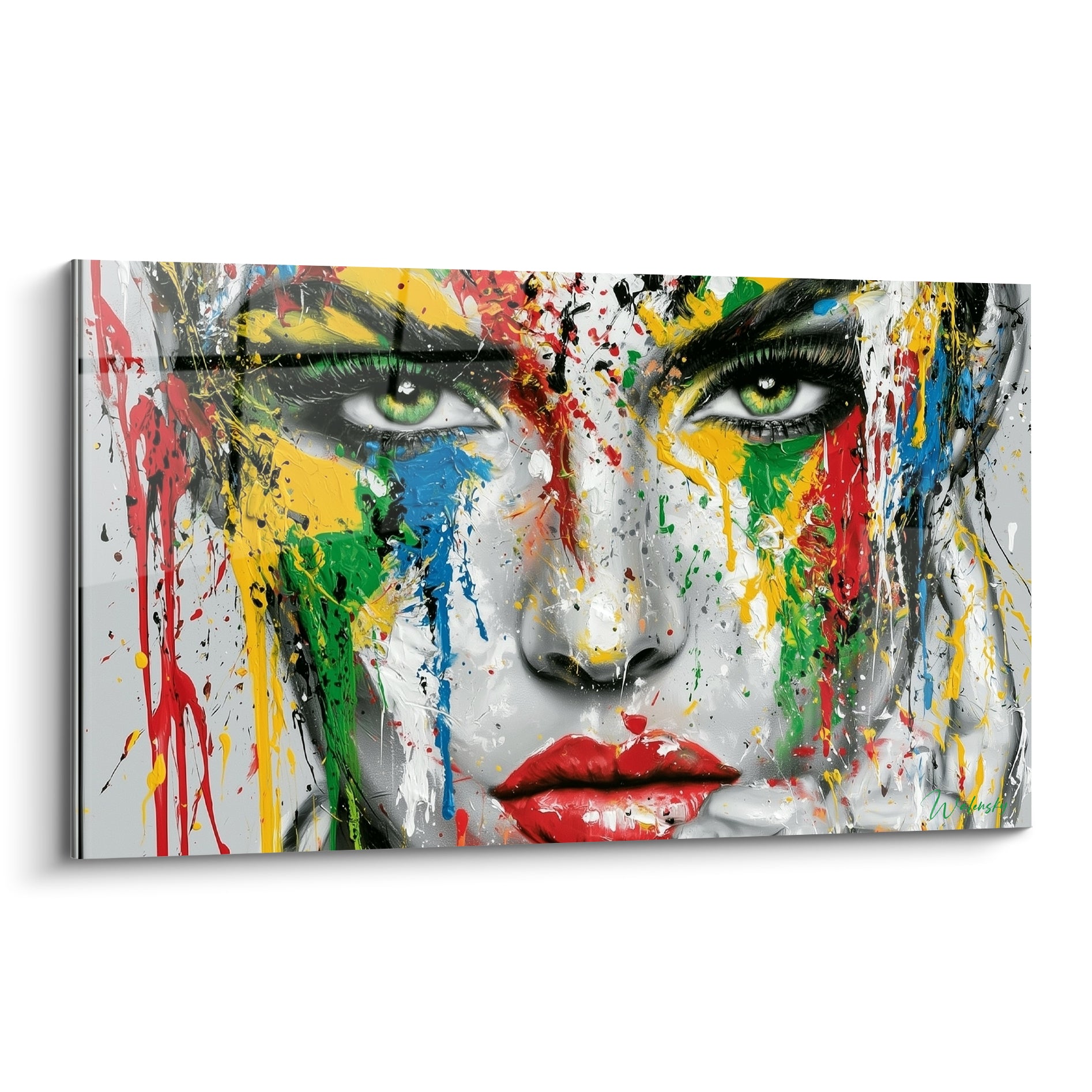 Visage abstrait aux yeux verts perçants, coulures rouges, jaunes et bleues sur fond gris clair