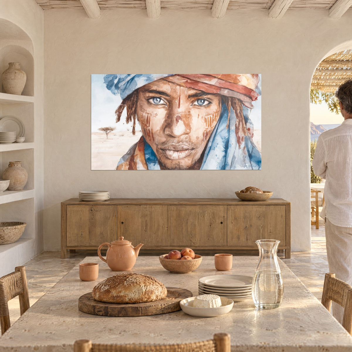 Tableau aquarelle d'un visage africain, joues marquées d'ocre, turban bleu et orangé, dans un séjour aux voûtes blanches